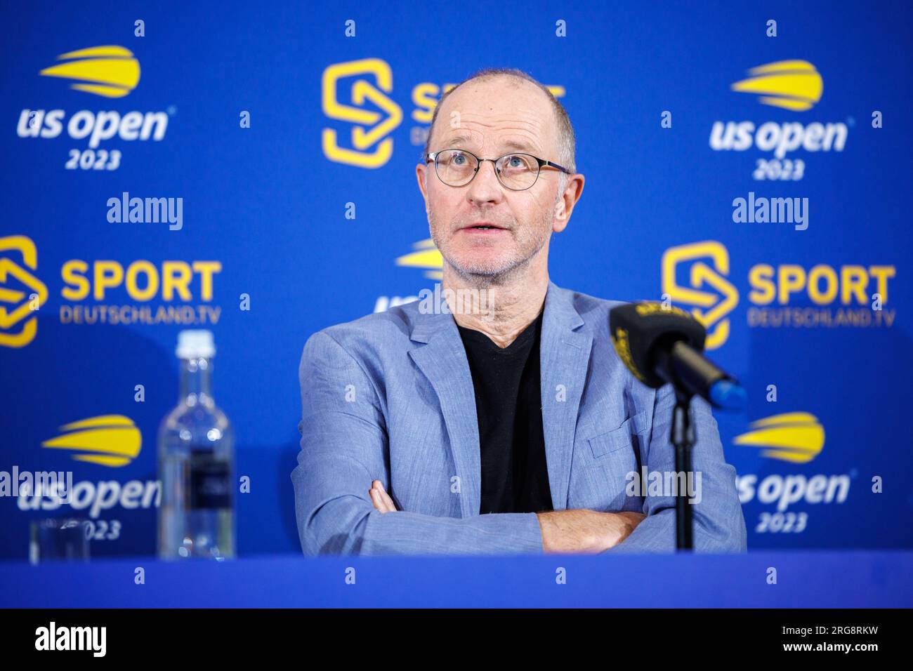 München, Deutschland. 08. Aug. 2023. Tennis, Medien-Rundtisch mit Experten und Kommentatoren zur Sendung der US Open 2023 in New York durch Sportdeutschland. TV: Matthias Stach, Sportjournalist und Kommentator, spricht auf der Pressekonferenz. Kredit: Matthias Balk/dpa/Alamy Live News Stockfoto