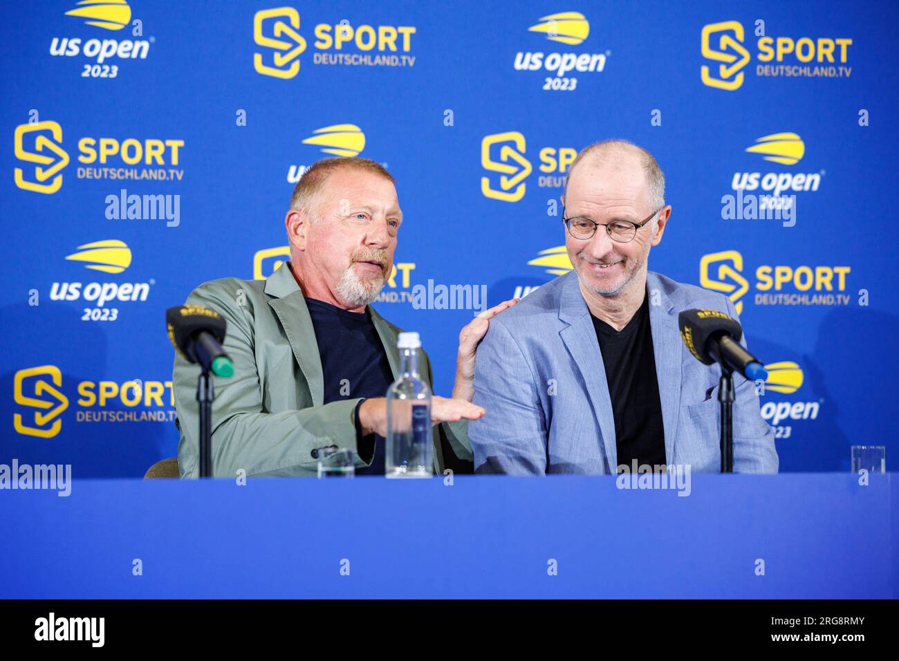 München, Deutschland. 08. Aug. 2023. Tennis, Medienrunde mit Experten und Kommentatoren zur Sendung der US Open 2023 in New York durch Sportdeutschland. TV: Boris Becker (l), ehemaliger deutscher Tennisspieler, spricht auf der Pressekonferenz. Neben ihm sitzt Matthias Stach, Sportjournalist und Kommentator. Kredit: Matthias Balk/dpa/Alamy Live News Stockfoto
