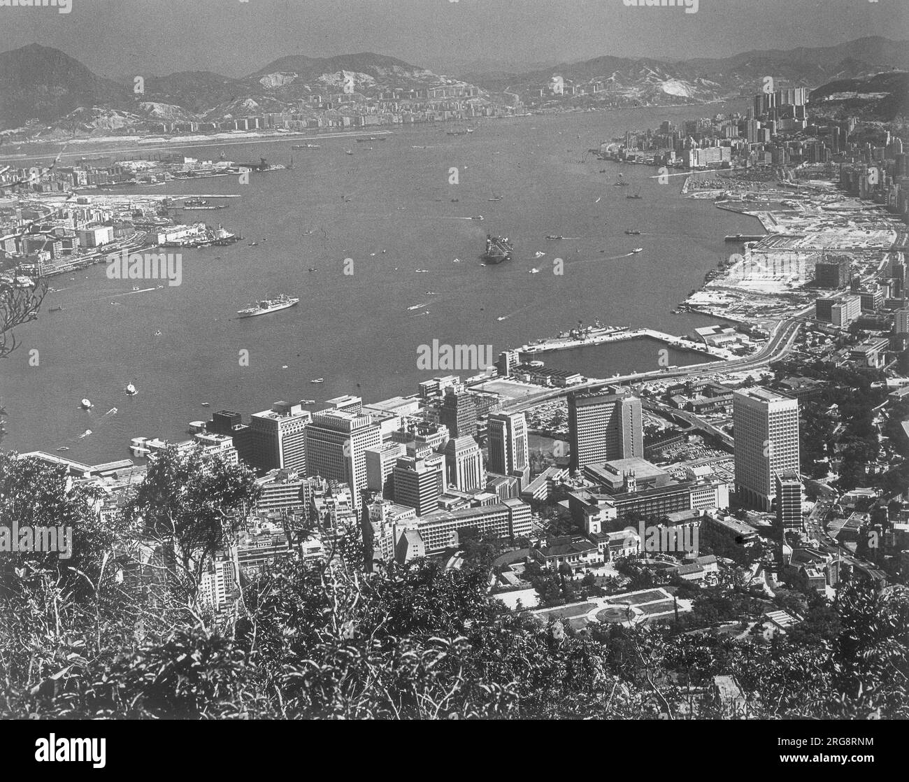 Vom Victoria Peak aus sehen Sie den Hafen von Hongkong, der Land zeigt, das in Wanchai zurückgewonnen wird. Stockfoto