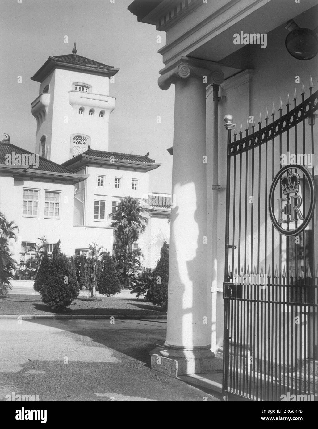 Regierungsgebäude - die Haupttore einschließlich königlicher Abzeichen. Stockfoto