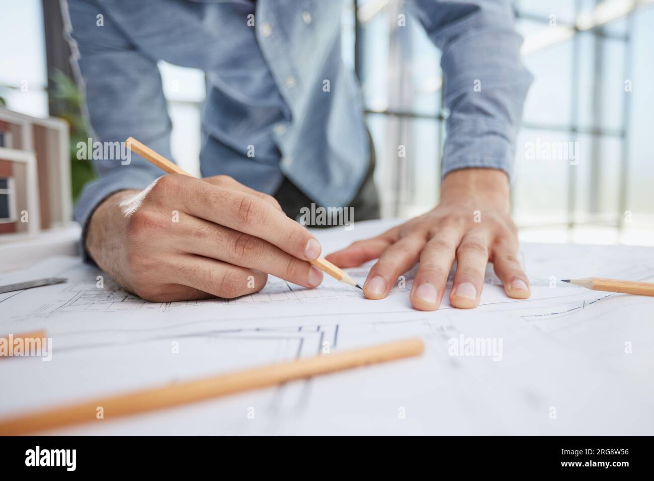 Ingenieure konstruieren gemäß Zeichnungen und arbeiten bei der Strukturanalyse von Projekttypen zusammen. Stockfoto