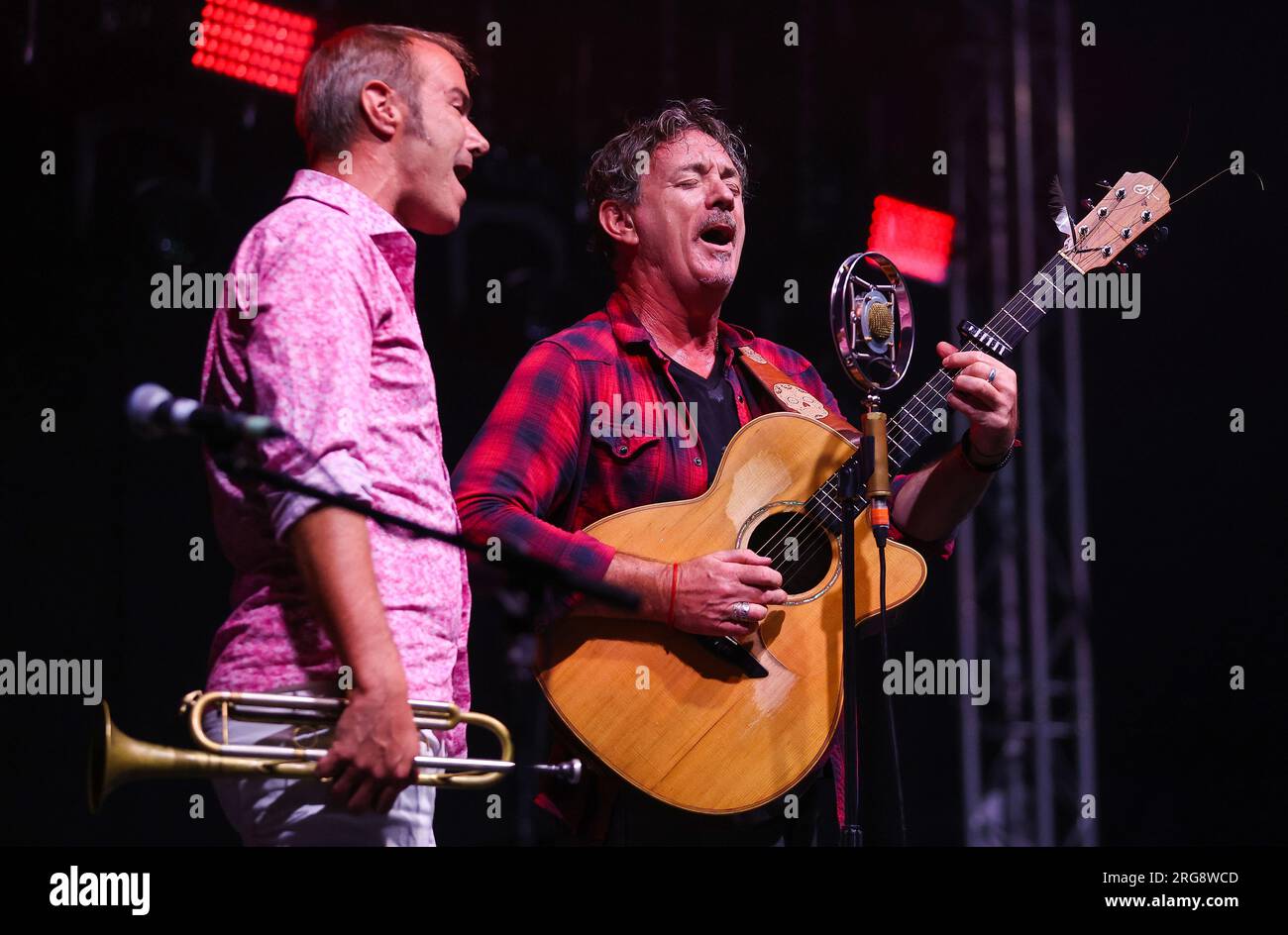 Howard Brown und Garrett Wall von der Band Track Dogs treten beim Wickham Festival 2023 auf. Stockfoto
