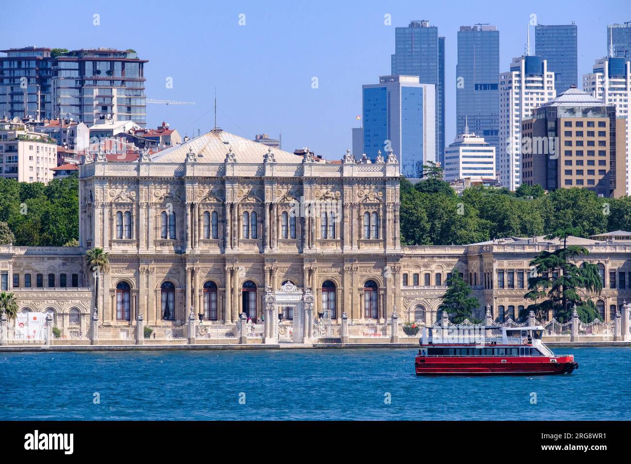 Istanbul, Türkei, Türkiye. Dolmabahce-Palast vom Bosporus aus gesehen. Stockfoto