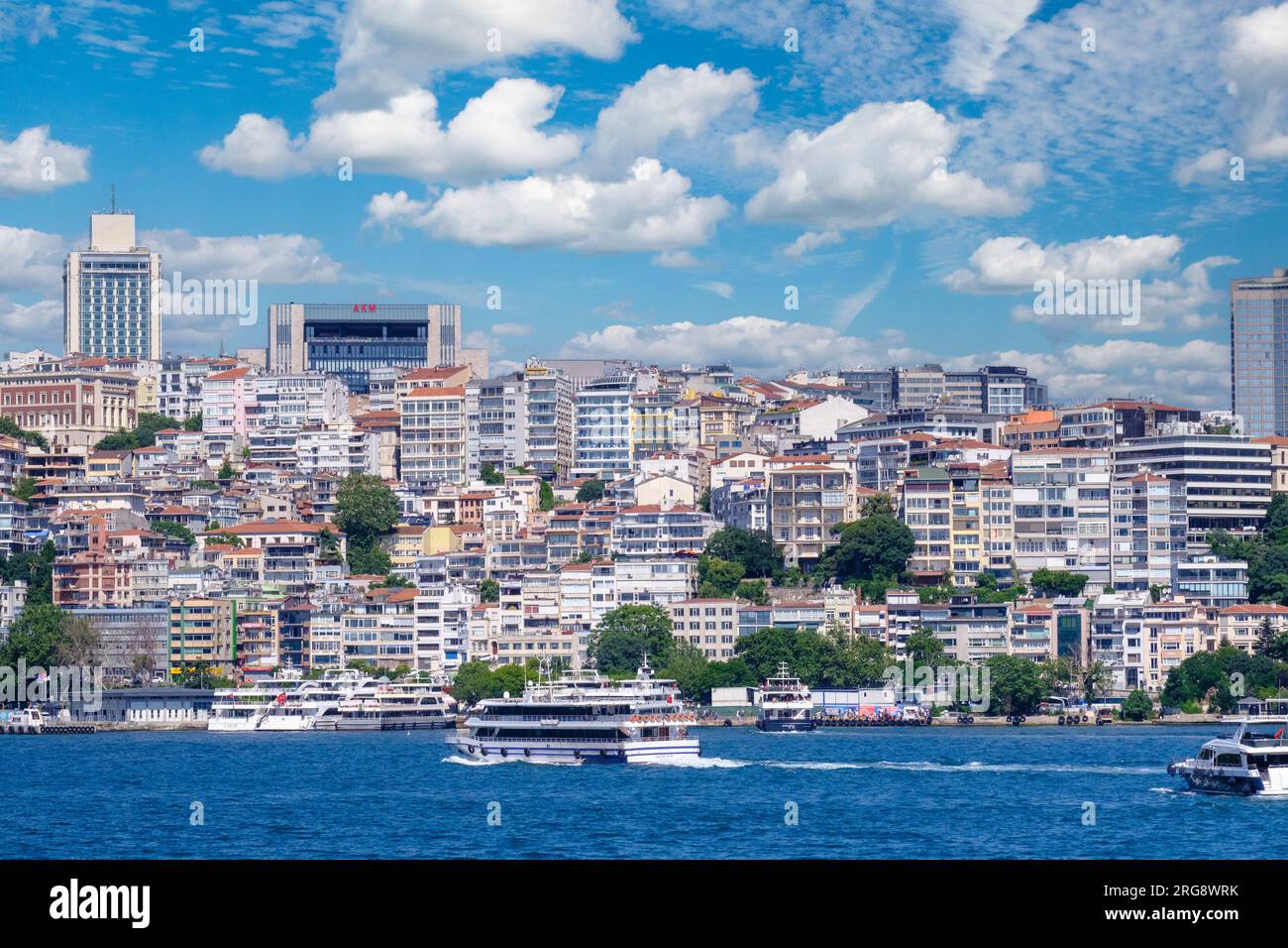 Istanbul, Türkei, Türkiye. Kabatas Housing, Beyoglu District, vom Bosporus aus gesehen. Stockfoto