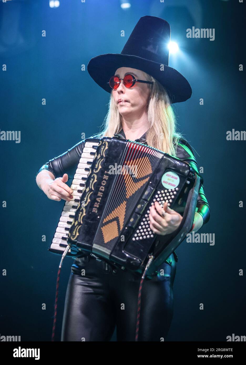Beth, Leadsängerin und Akkordeonistin der Band NoGood Boyo während ihrer Aufführung beim Wickham Festival 2023. Stockfoto