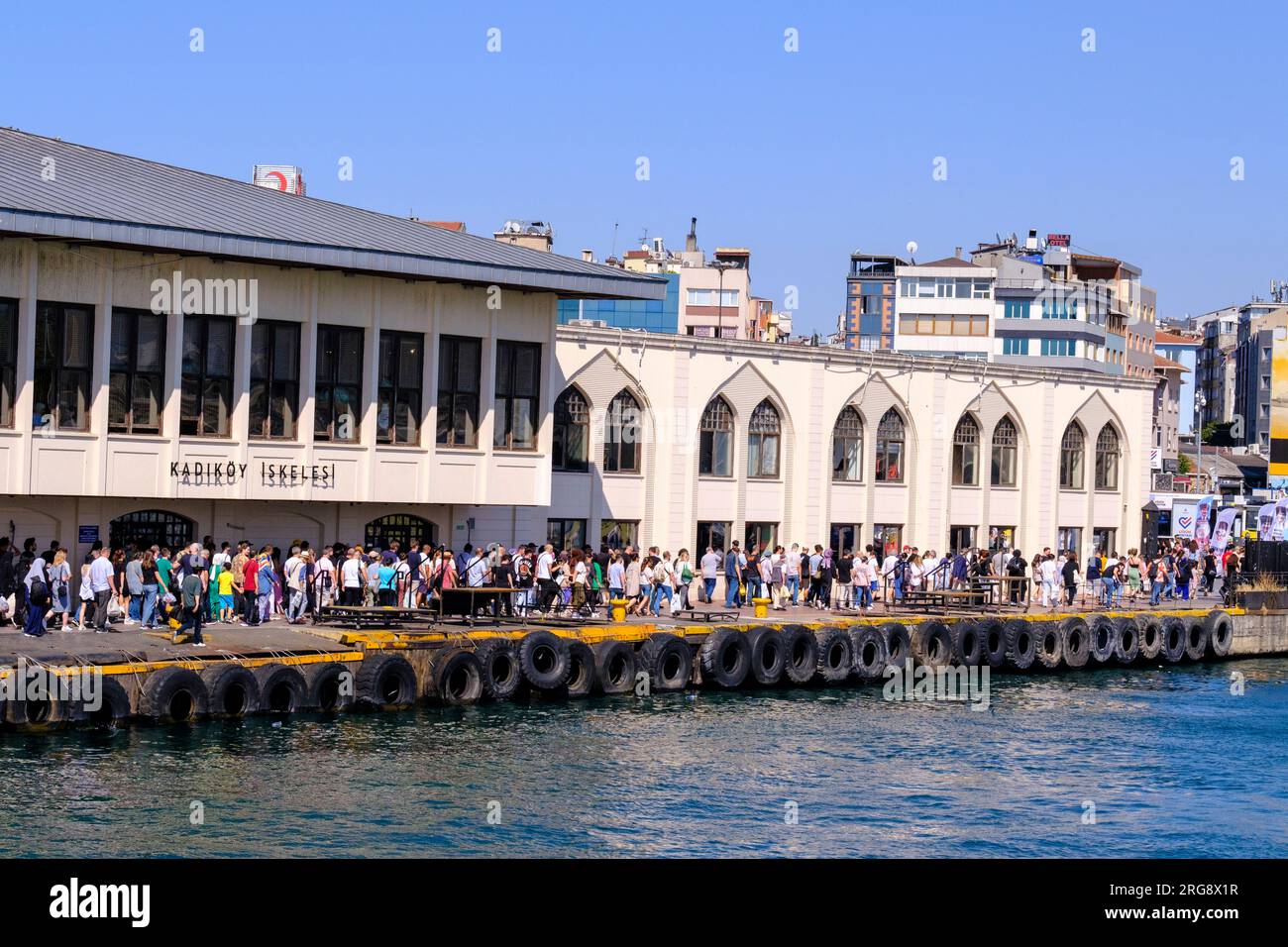 Istanbul, Türkei, Türkiye. Uskudar, Pendler, die von der Fähre aussteigen. Stockfoto