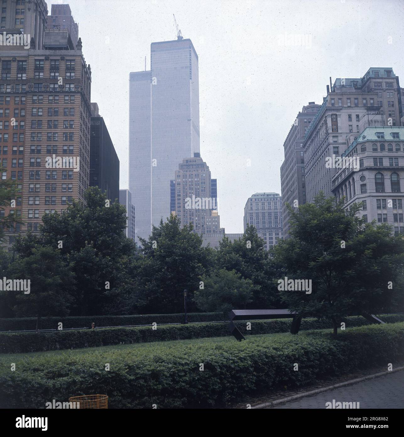 Die Zwillingstürme des World Trade Center, 110 Stockwerke hoch, einige Jahre, bevor sie im September 2001 von Terroristen zerstört wurden. Foto von Battery Point. Stockfoto