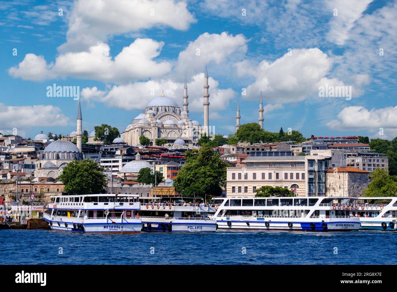 Istanbul, Türkei, Türkiye. Suleymaniye Moschee, Moschee von Suleyman dem Prachtvollen. Pendlerfähre am Goldenen Horn. Stockfoto