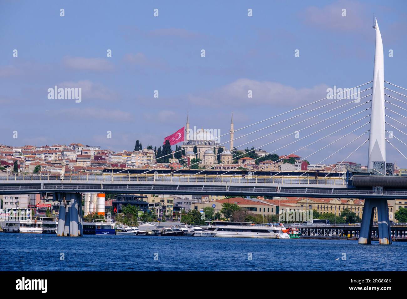Istanbul, Türkei, Türkiye. Die Straßenbahn überquert die Golden Horn Metro Bridge. Atatürk-Brücke unten, rechts. Stockfoto