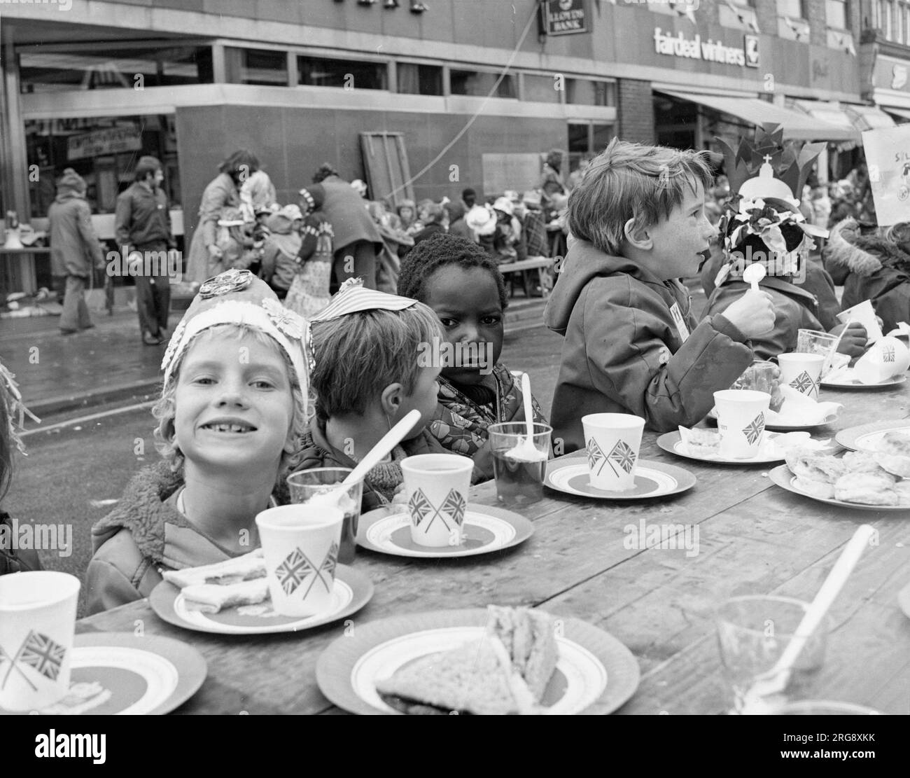 ELISABETH II. SILBERJUBILÄUM Eine Teeparty für Kinder in einer Straße in Horley, Südostengland. Die Pappbecher sind mit Union Jacks dekoriert. Stockfoto