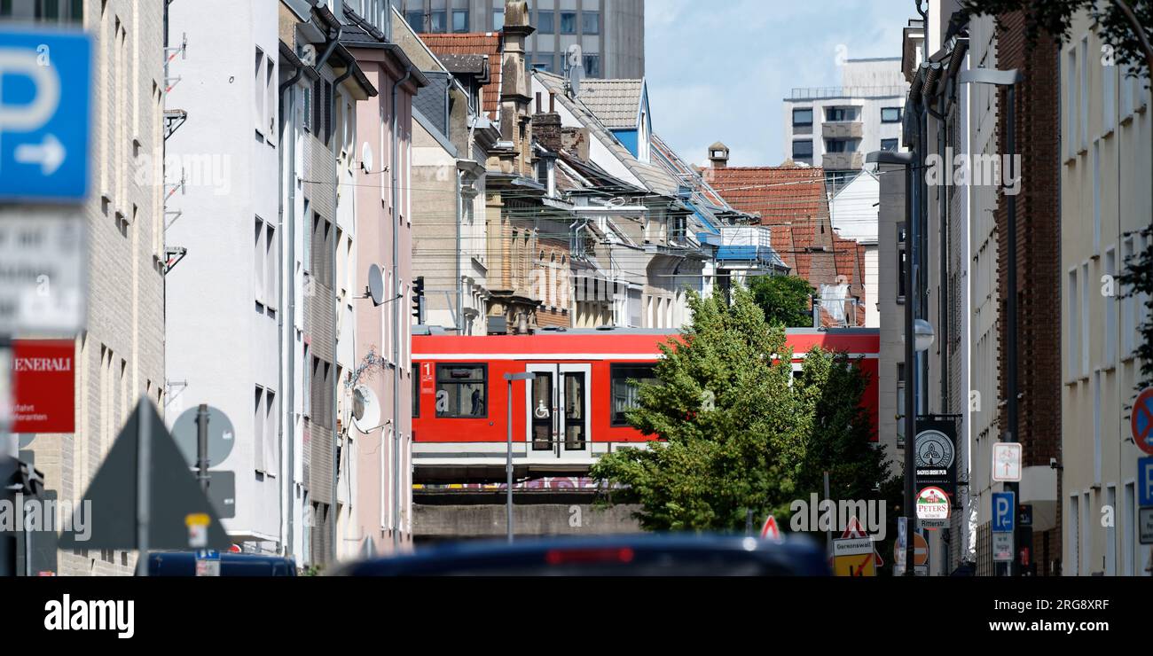 köln, deutschland August 7 2023: Ein Zug überquert eine Brücke im dicht bebauten Stadtteil eigelstein im kölner Stadtzentrum Stockfoto