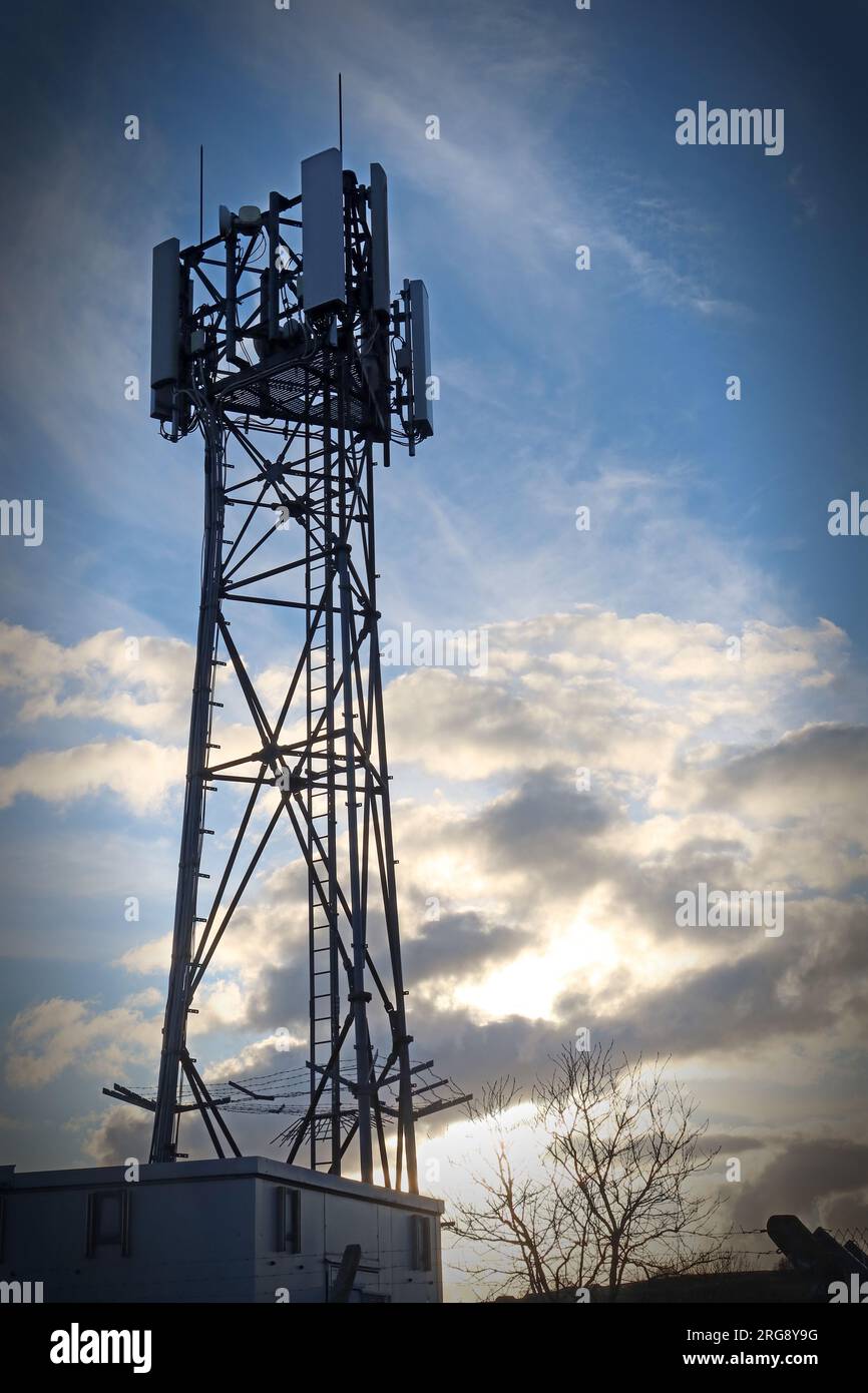 Mobiltelefon 3G, 4G, 5G Mastantenne, mit stimmungsvollem Himmel dahinter - Yorkshire, England, Großbritannien Stockfoto