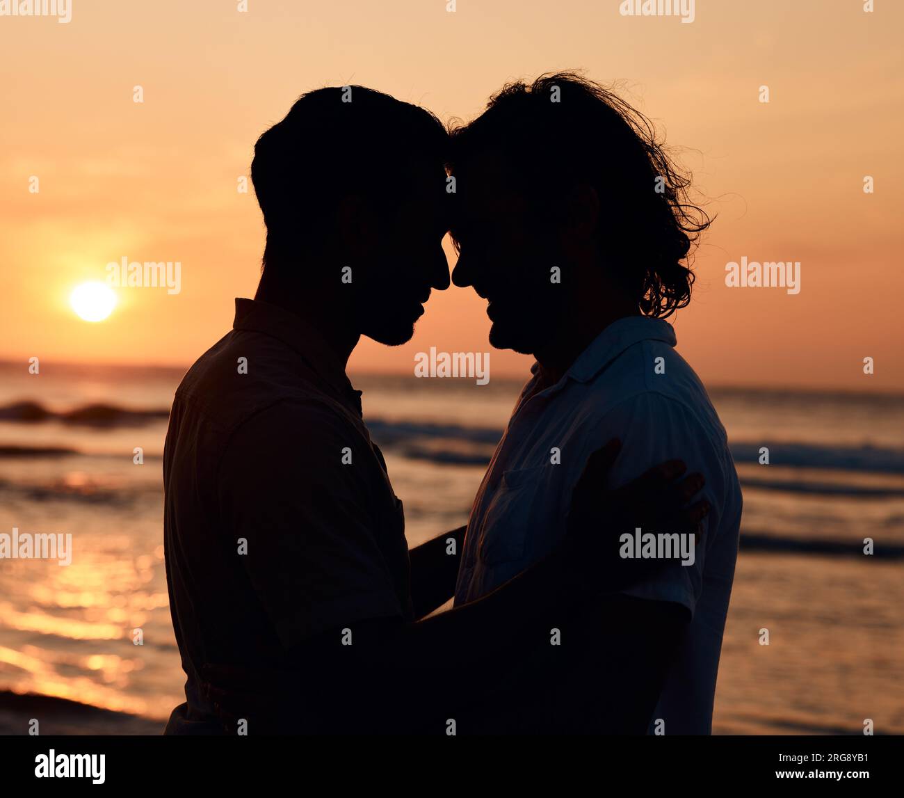 Silhouette, Sonnenuntergang und schwule Männer am Strand, Liebe und Schatten auf Sommerinsel Urlaub zusammen in Thailand. Sonnenschein, Meer und Romantik, lgbt-Pärchen Stockfoto