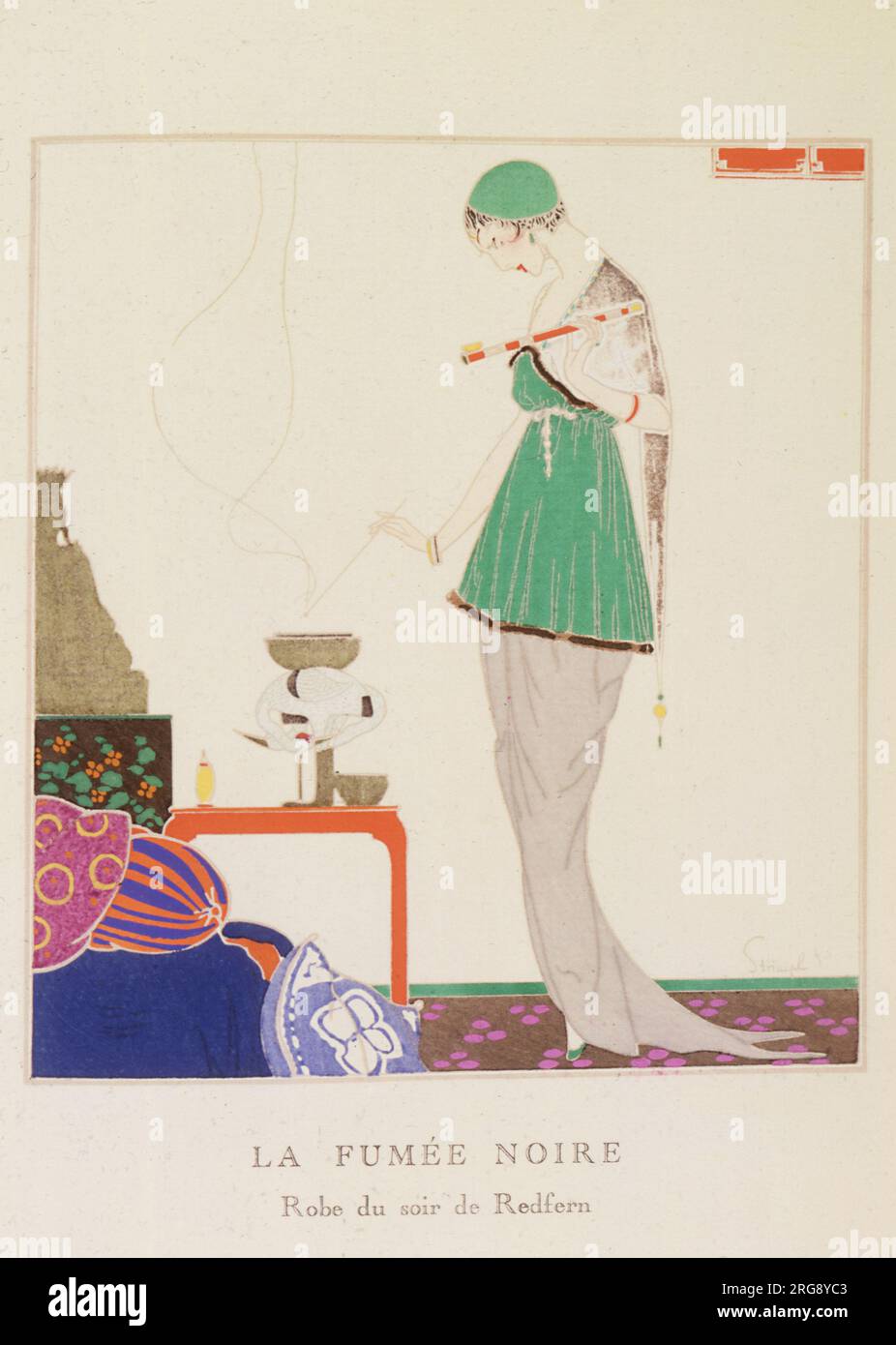 Tunikakleid von Redfern mit einem drapierten Tangorock mit Zug, einer jadegrünen Tunika mit Fellbesatz und einer Schädelkappe. Eine lange Quaste fällt von der Rückseite des Kleides ab. Stockfoto