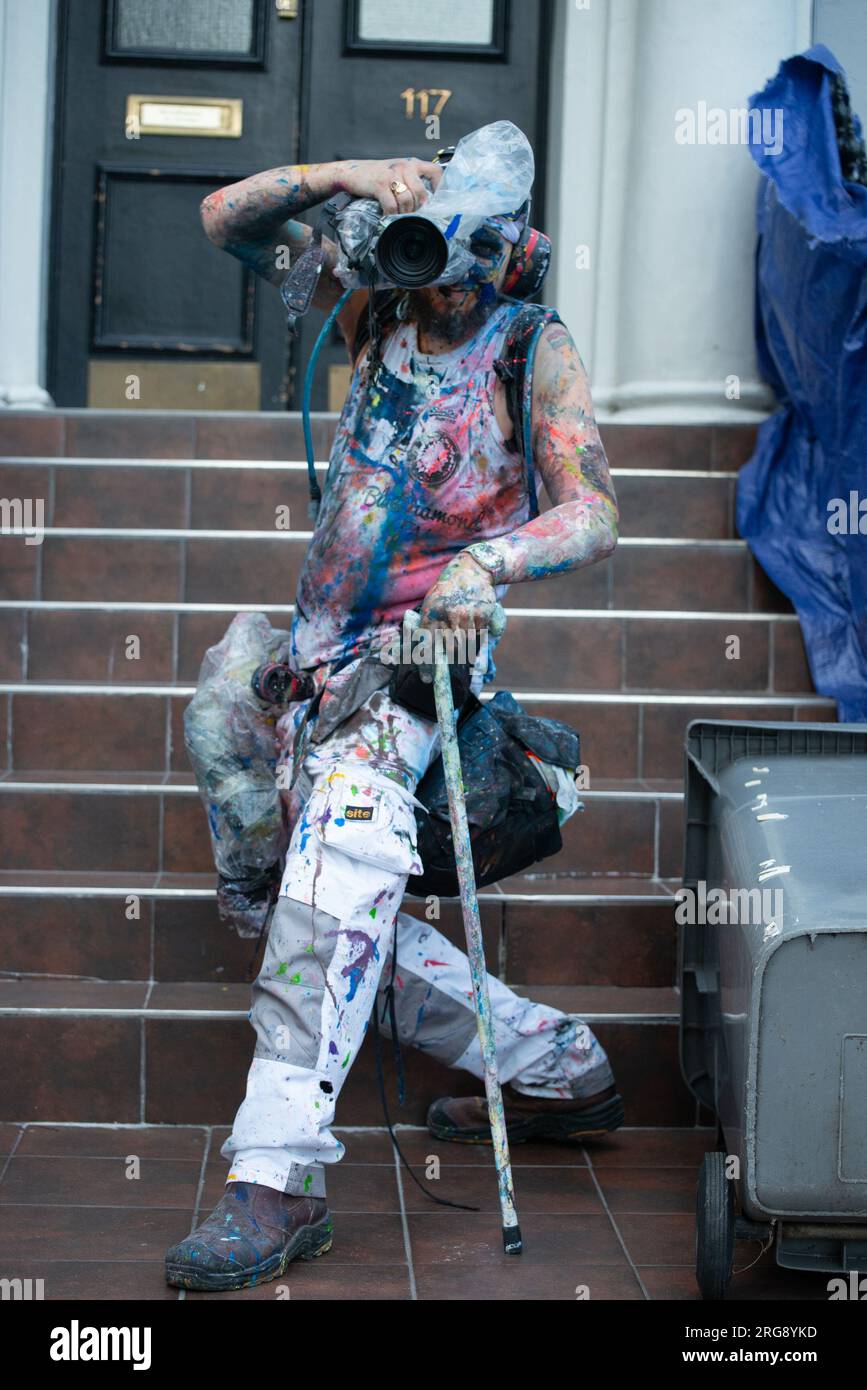 Fotograf aus London beim Notting Hill Carnival, Feiertag im August Stockfoto