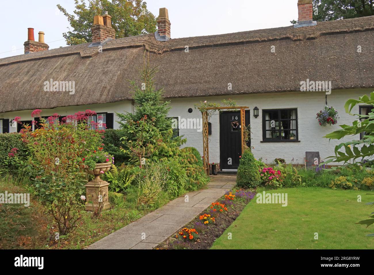 Strohgedeckte Hütten Hale mit gepflegten Vorgärten, Church End, Hale Village, Halton, Merseyside, ENGLAND, GROSSBRITANNIEN, L24 4WB Stockfoto
