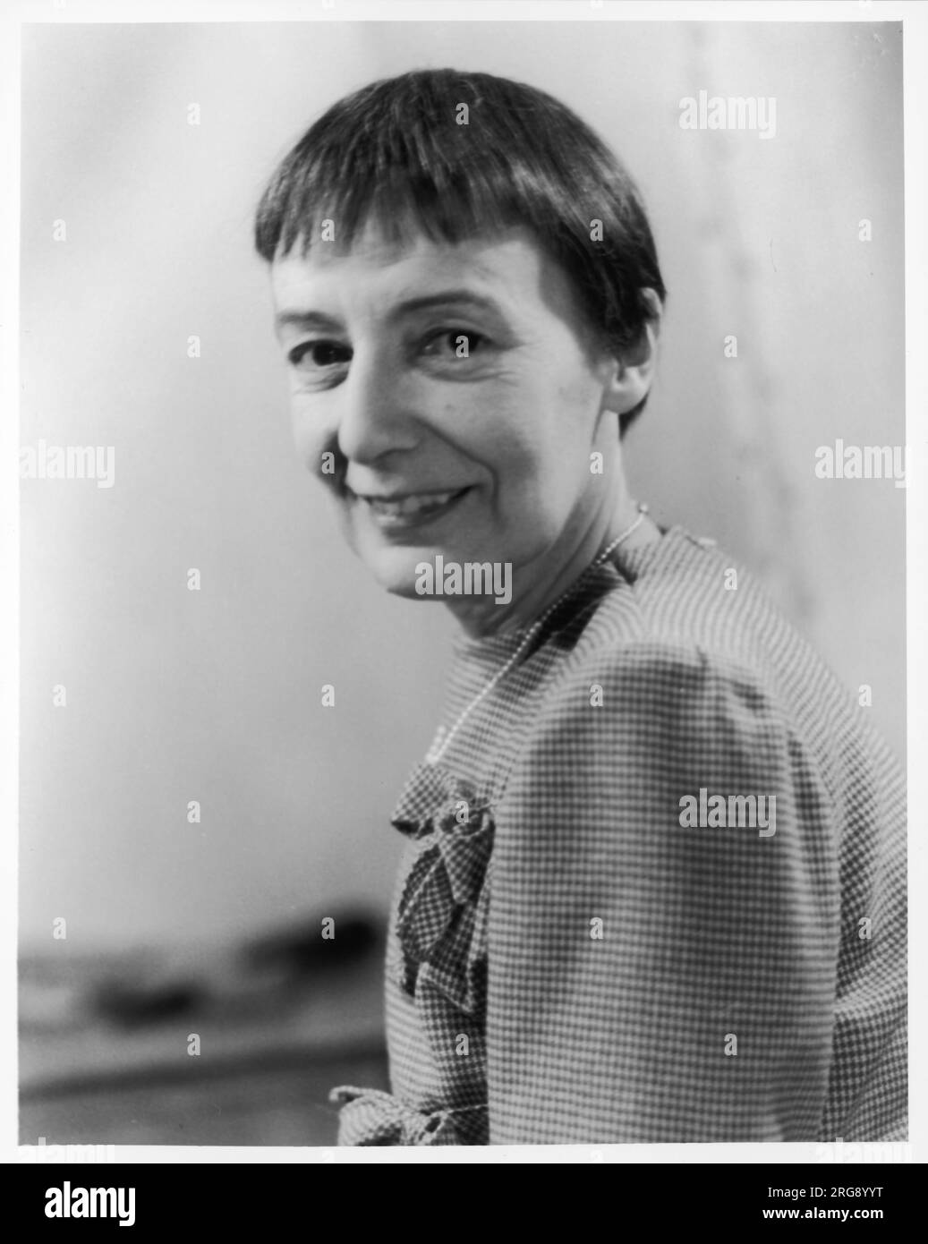 STEVIE SMITH (Florence Margaret Smith) (1902-1971), englische Dichterin, blickte über ihre linke Schulter in Richtung Kamera. Stockfoto