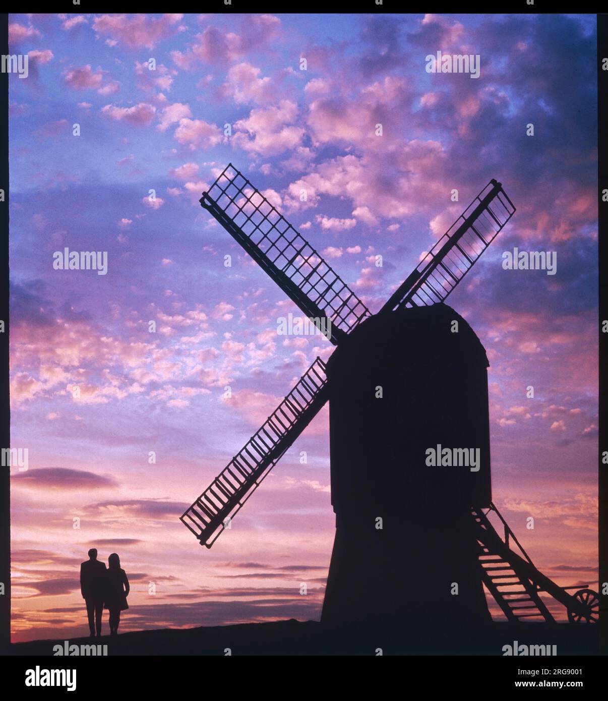 Spektakulärer Sonnenuntergang über der Danzey Green Windmill (auch bekannt als Tanworth Mill), die heute Teil des Avonscroft Museums in den West Midlands ist. Stockfoto