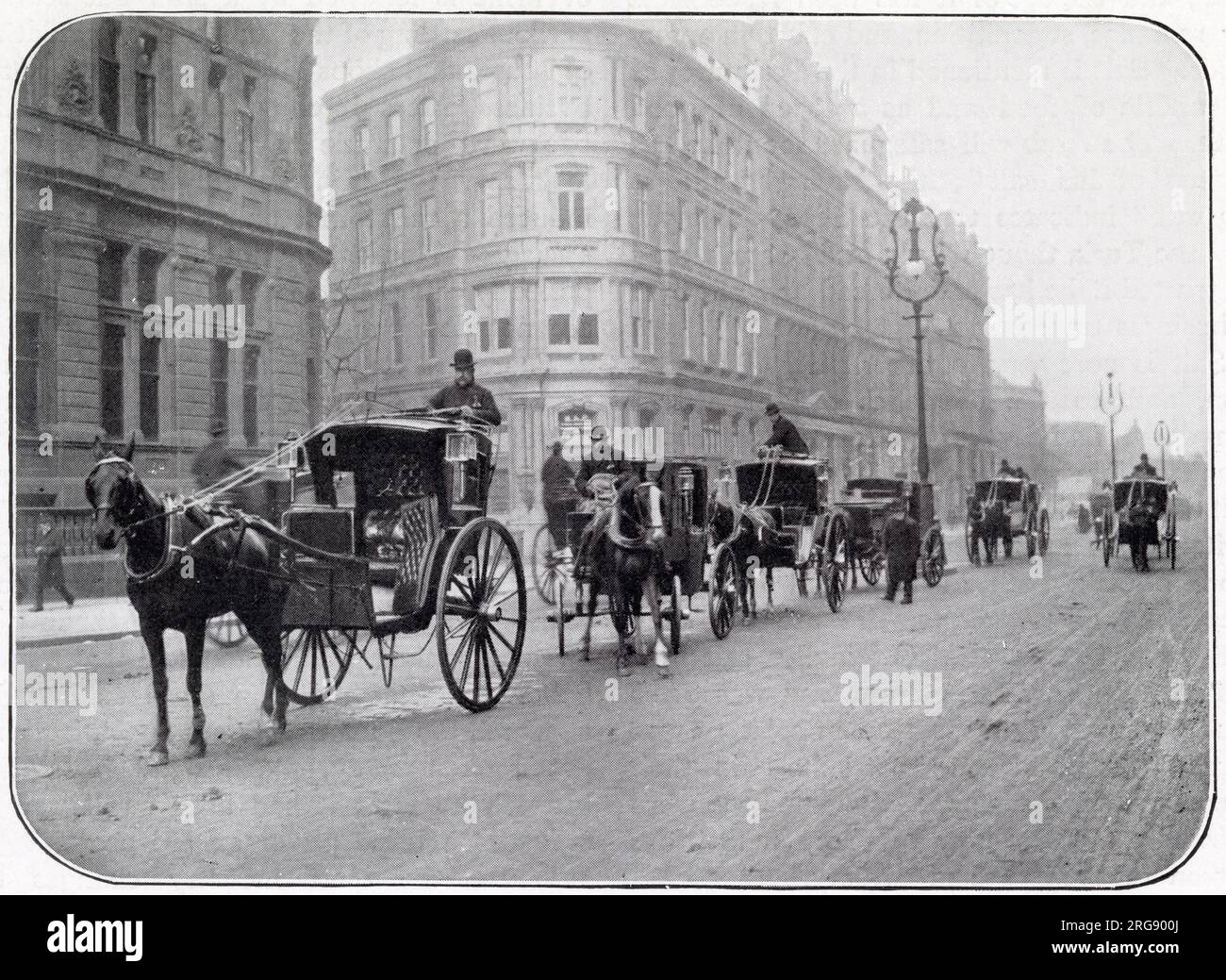 Ein Taxistand im Zentrum von London - eine Mischung aus Hansoms (Zweirad) und victorias (Vierrad). Stockfoto