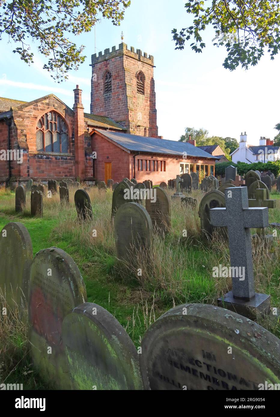 Überwachsener Friedhof der historischen Gemeinde St. Wilfrids Kirche am Abend, Church Lane, Grappenhall Village, Warrington, Cheshire, England, WA4 3EP Stockfoto
