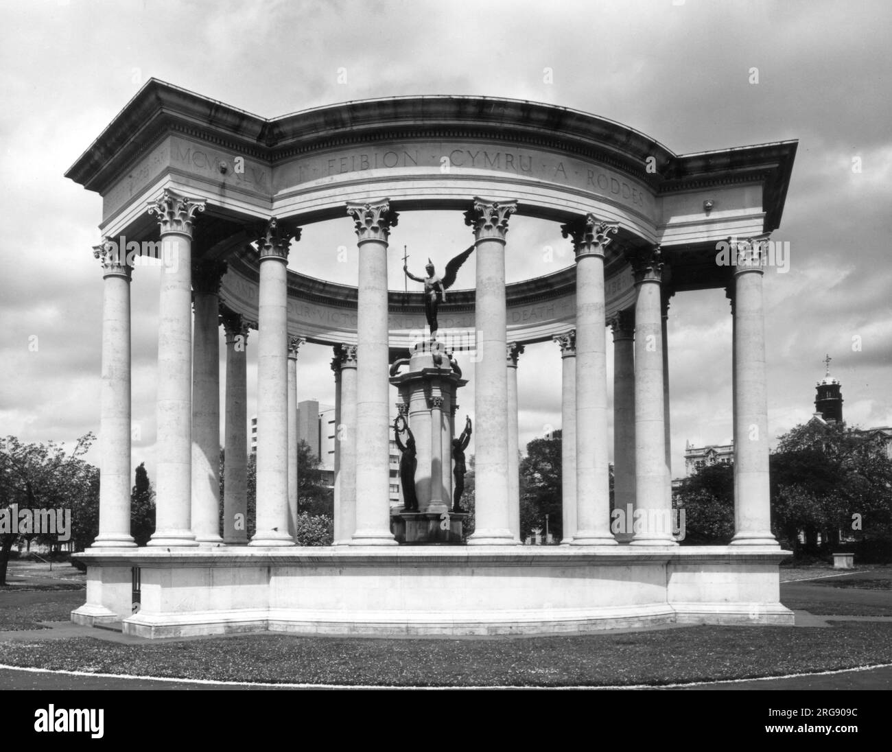 Das Welsh National War Memorial (Erster Weltkrieg, 1914 - 1918), Cathays Park, Cardiff, Wales. Entworfen von J. Ninian Cooper, enthüllt von Prinz Edward von Wales. Stockfoto