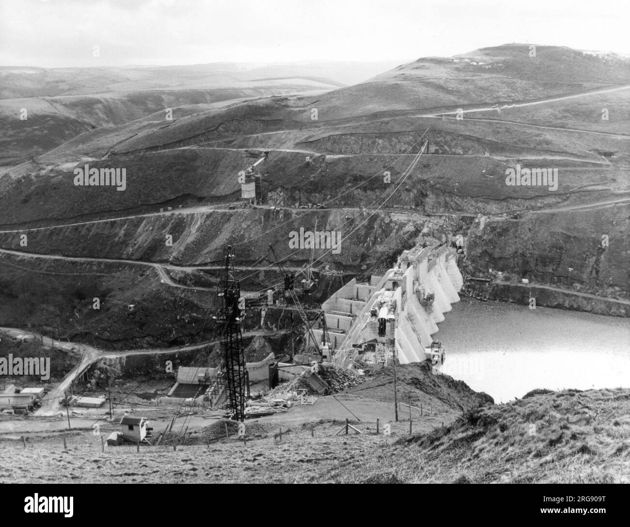 Der Clywedog Dam nähert sich der Fertigstellung, Montgomeryshire, Wales. Es wurde gebaut, um den Wasserfluss im Fluss Severn zu regulieren. Stockfoto