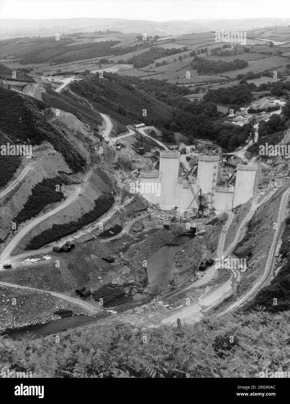 Bau des Clywedog-Staudamms, Wales. Es wurde zwischen 1965 und 1967 erbaut, um den Wasserfluss im Fluss Severn zu regulieren, dem höchsten Betondamm in Großbritannien. Stockfoto