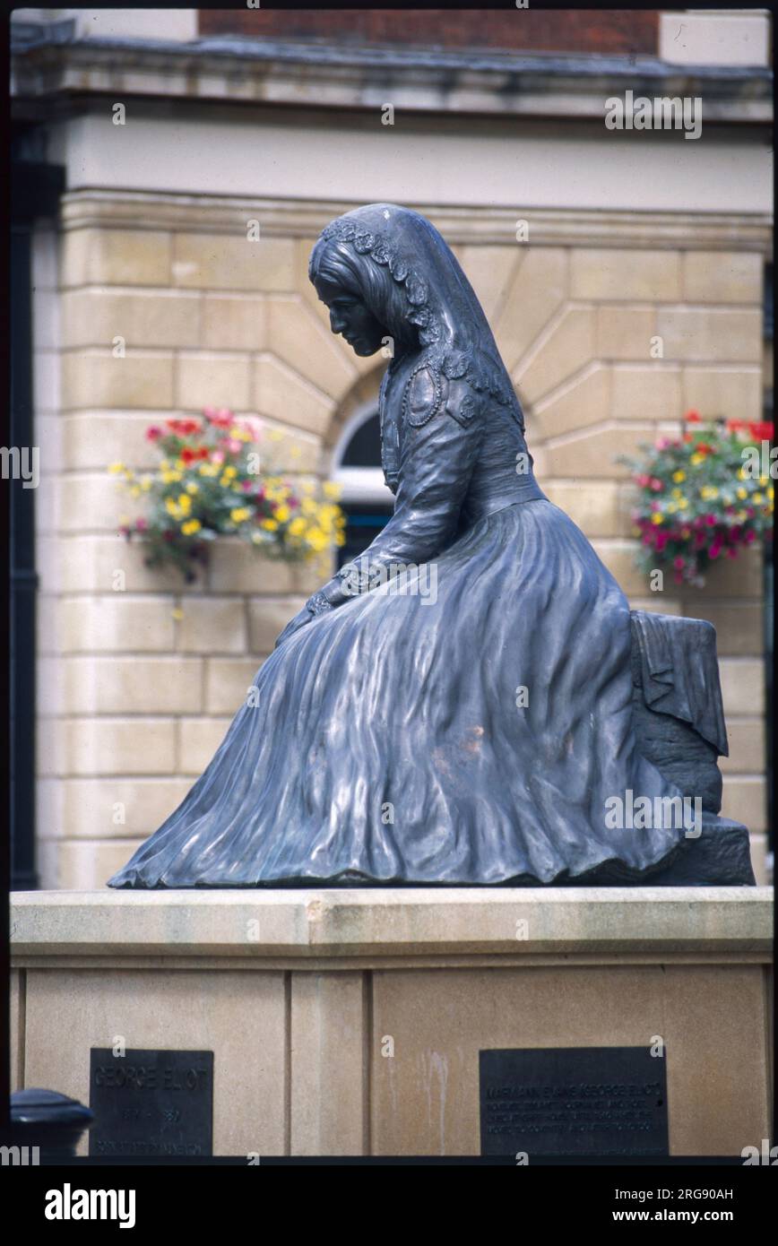 GEORGE ELIOT. Statue des englischen Schriftstellers (geboren Mary Ann Evans) in Nuneaton, Warwickshire, England. Stockfoto