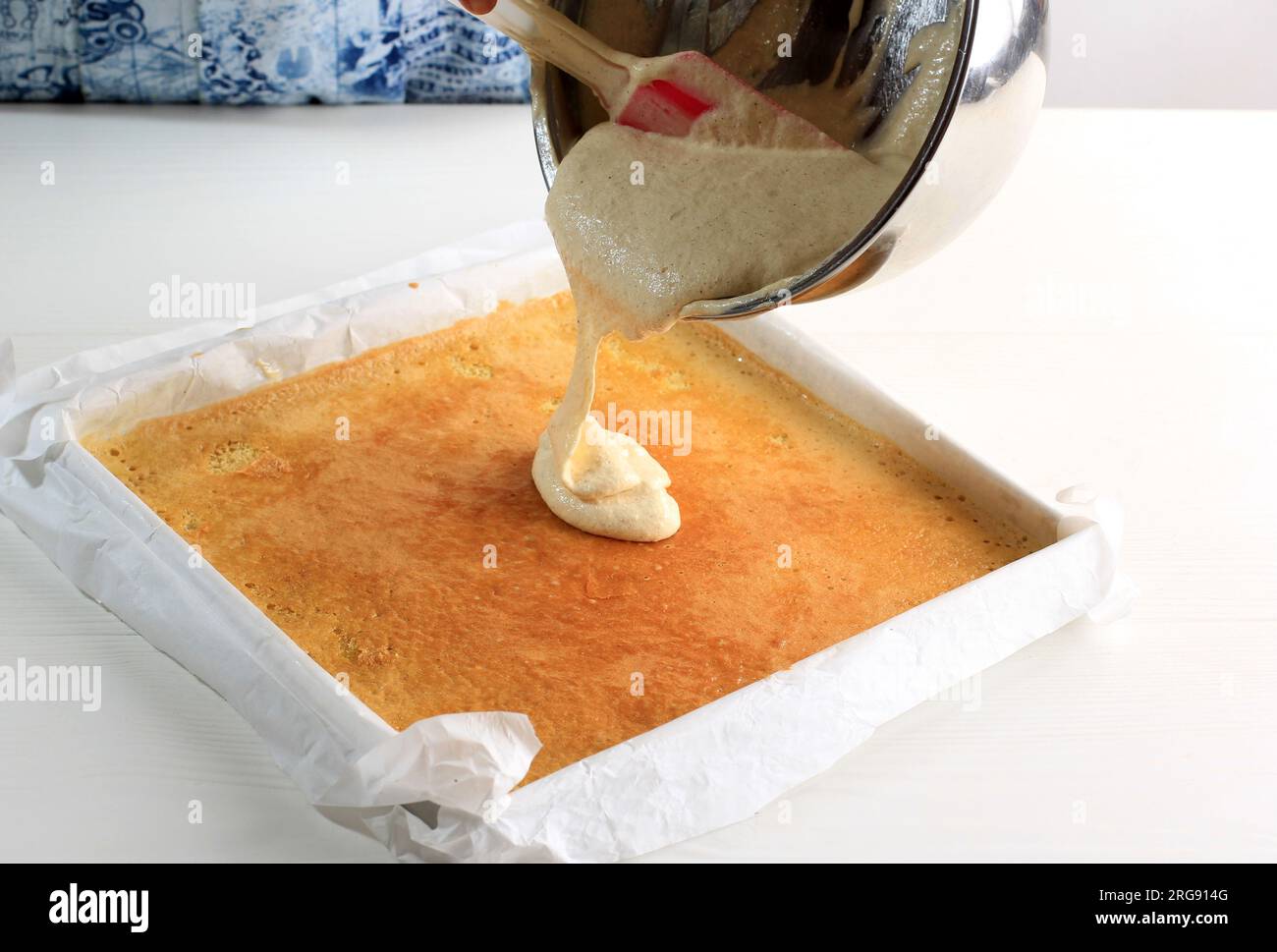 Gießen Sie Teig mit frisch gebackenem Lagenkuchen in die Pfanne, und machen Sie Schritt für Schritt Lapis Legit Stockfoto
