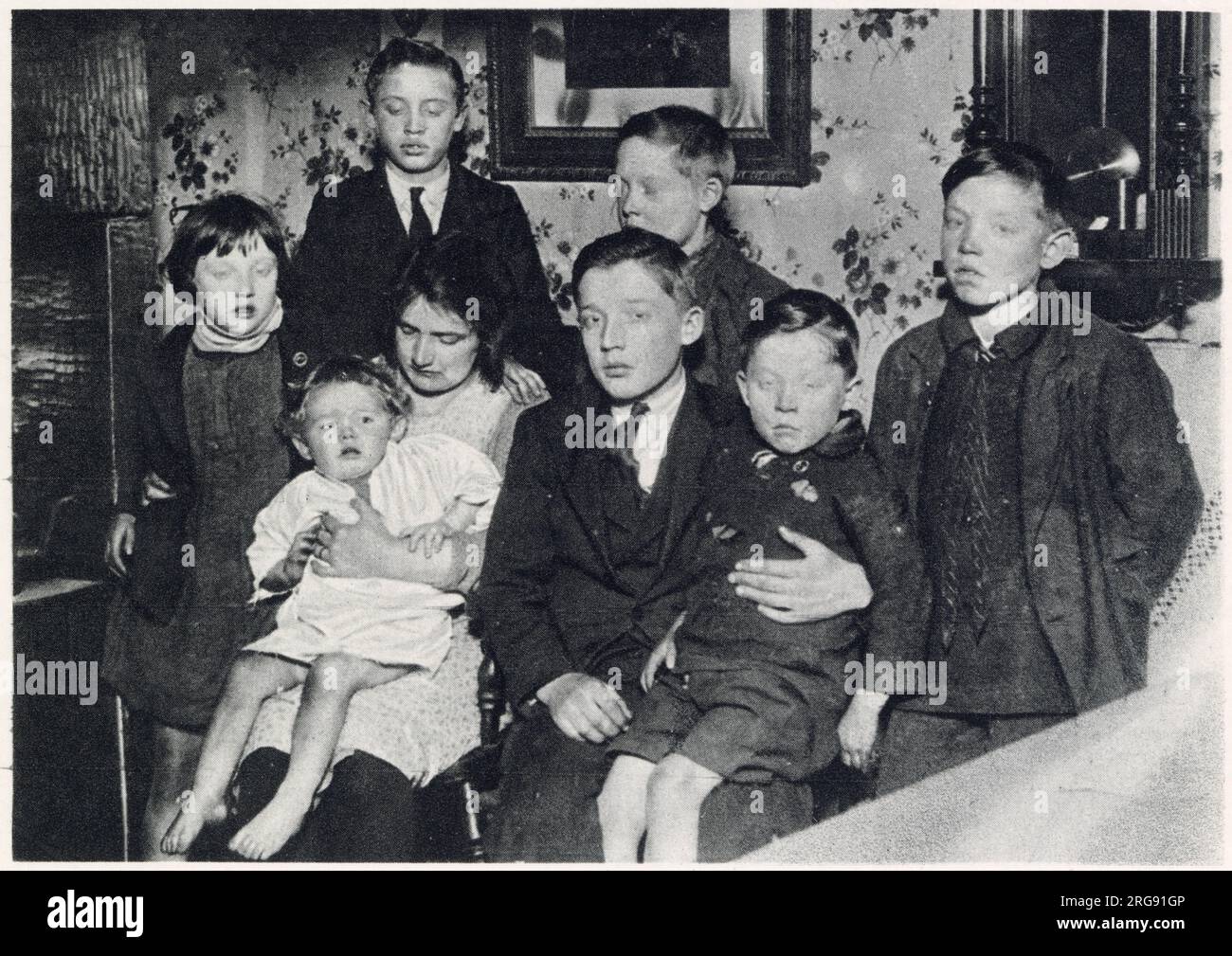 Bickershaw Colliery in Lancashire, wo sich am 10. Oktober 1932 eine Kohlebergwerkskatastrophe ereignete. Ein Aufzug mit 20 Leuten fiel auf die Mine und tötete alle bis auf eine Person. Das Foto zeigt das Haus eines Bergmanns ohne Vater und Brotverdiener, trauernde Witwe mit ihren sieben kleinen Kindern. Stockfoto