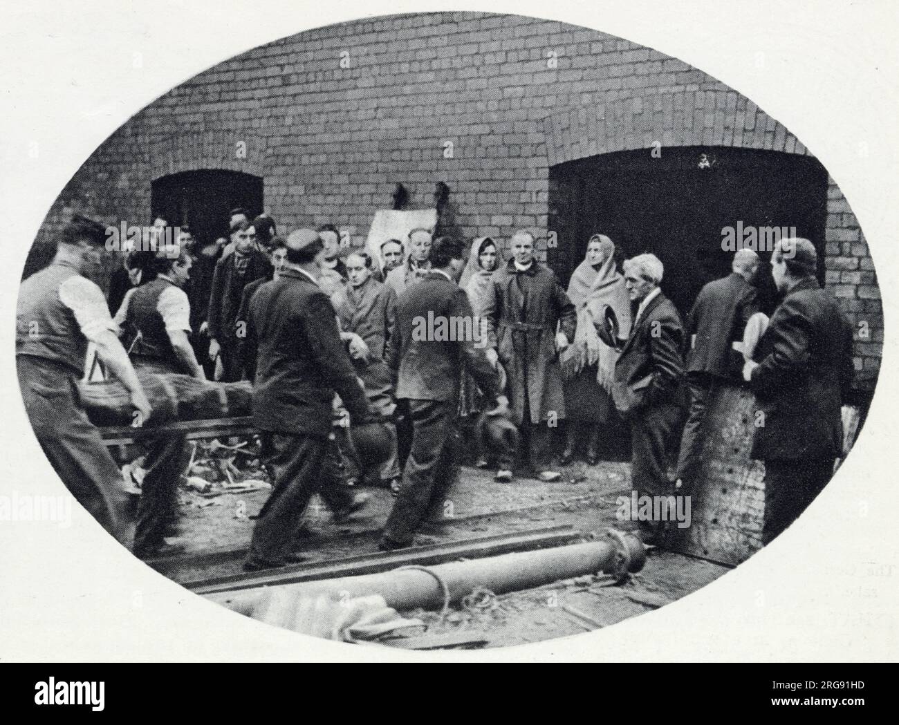 Bickershaw Colliery in Lancashire, wo sich am 10. Oktober 1932 eine Kohlebergwerkskatastrophe ereignete. Ein Aufzug mit 20 Leuten fiel auf die Mine und tötete alle bis auf eine Person. Das Foto zeigt den Rettungstrupp, der einen der Verstorbenen herbringt. Stockfoto