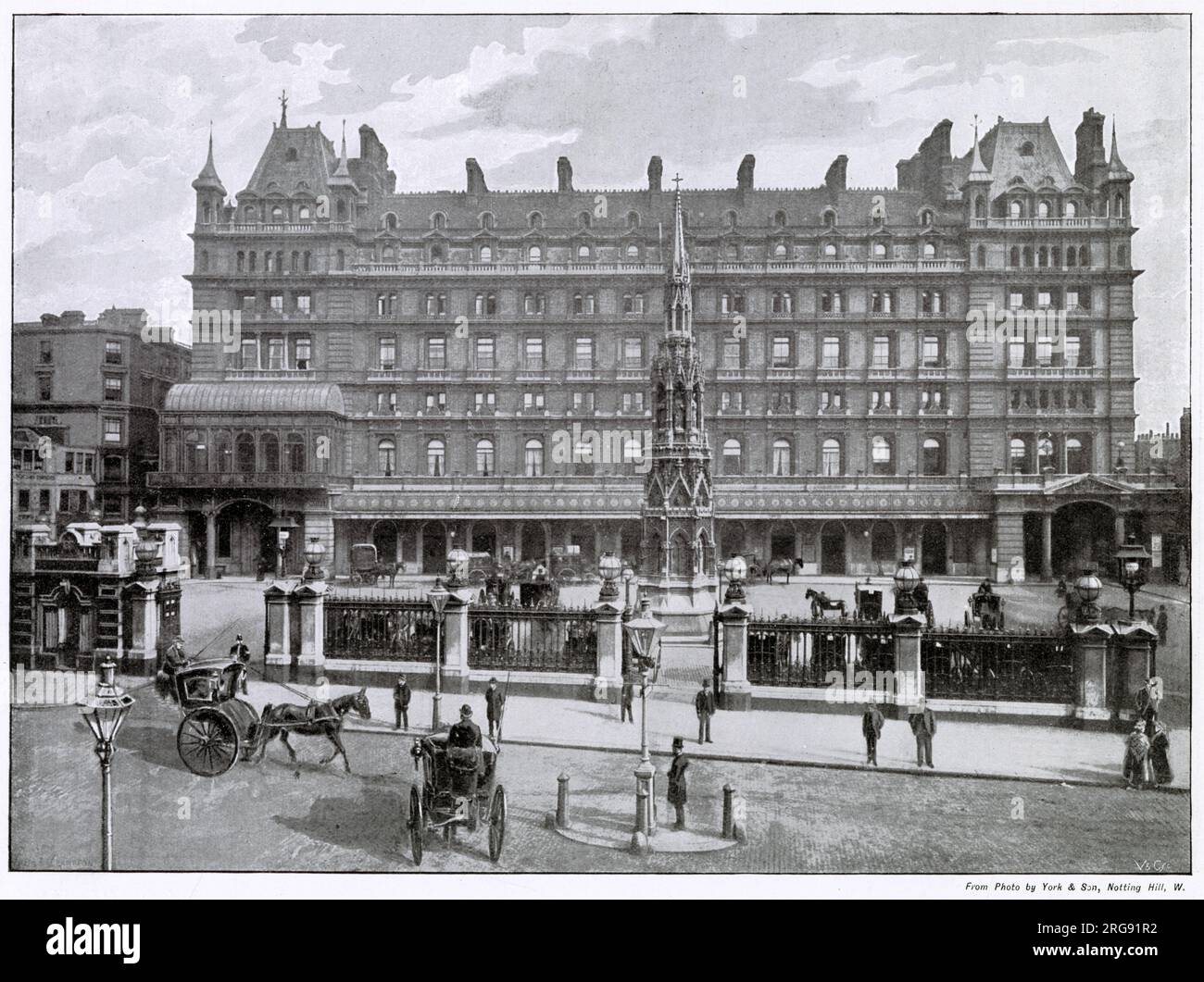 Das Charing Cross Hotel mit Eingang zum Bahnhof stammt aus dem großen Hof, wo es viele Pferdekutschen draußen gab. Stockfoto