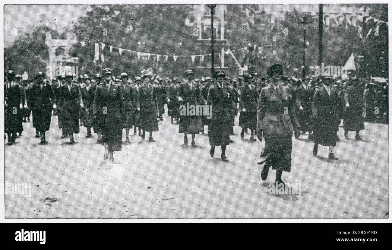Feierlichkeiten zum Friedenstag, um das Ende des Ersten Weltkriegs zu feiern. Das Foto zeigt Lady Londonderry mit Vertretern der Frauenlegion. Stockfoto