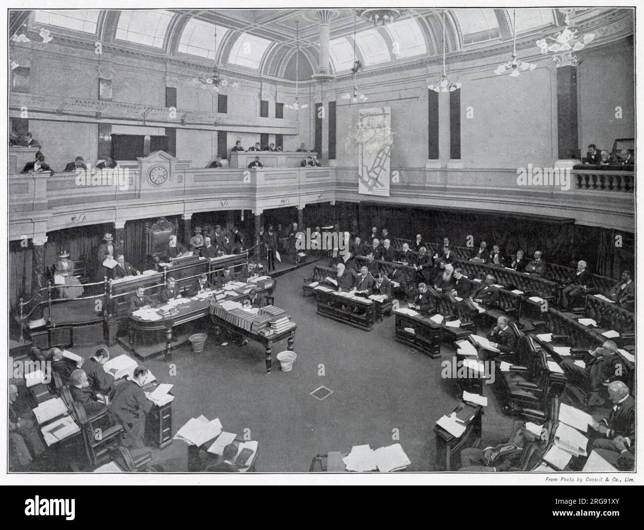 Sitzung des Londoner Bezirksrats, der Zentralvertreter der Regierungsbehörde. Ein Foto, das während Dr. Collins Amtszeit als Vorsitzender aufgenommen wurde. Stockfoto