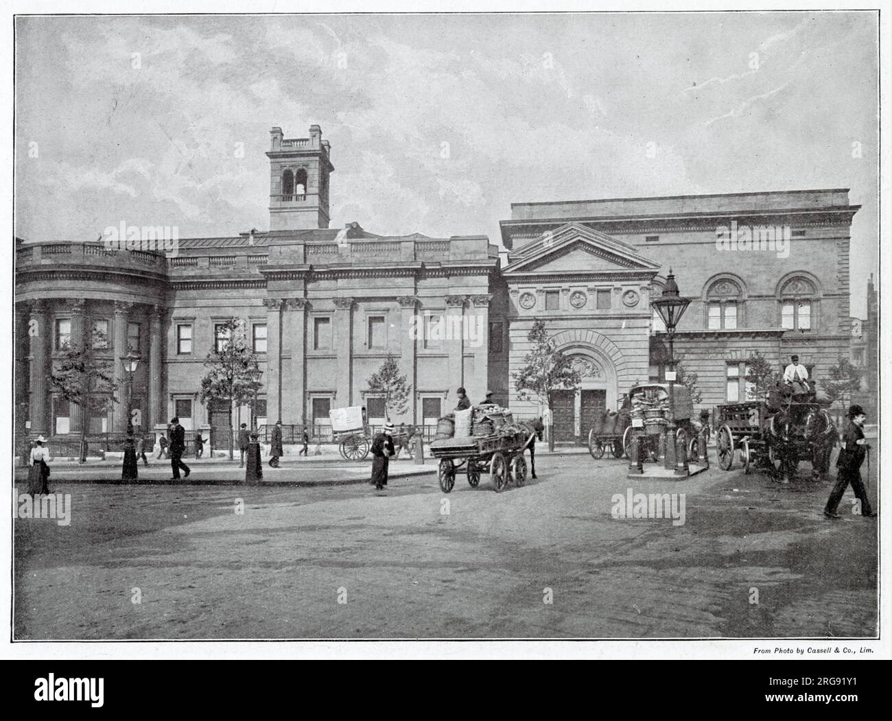 Foto von St. Martin's Place der Fassade der National Portrait Gallery, London. Das gegenwärtige Haus wurde 1896 eröffnet. Stockfoto