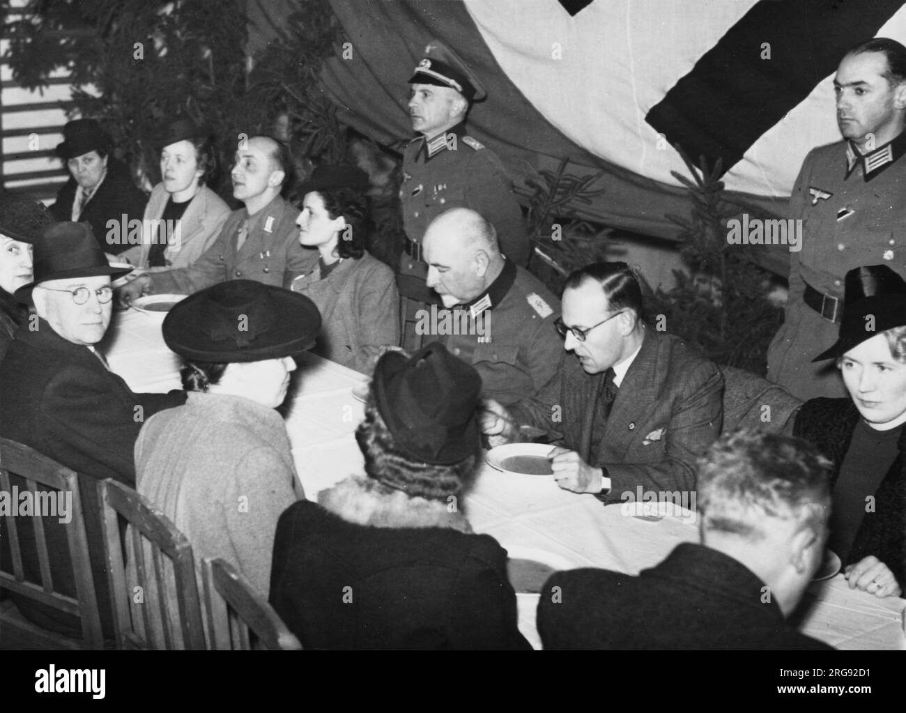 Am Sonntag, den 20. März, nehmen deutsche Soldaten, darunter die Militärkommandanten für Belgien und Nordfrankreich, während des Zweiten Weltkriegs in Brüssel zu Abend Stockfoto