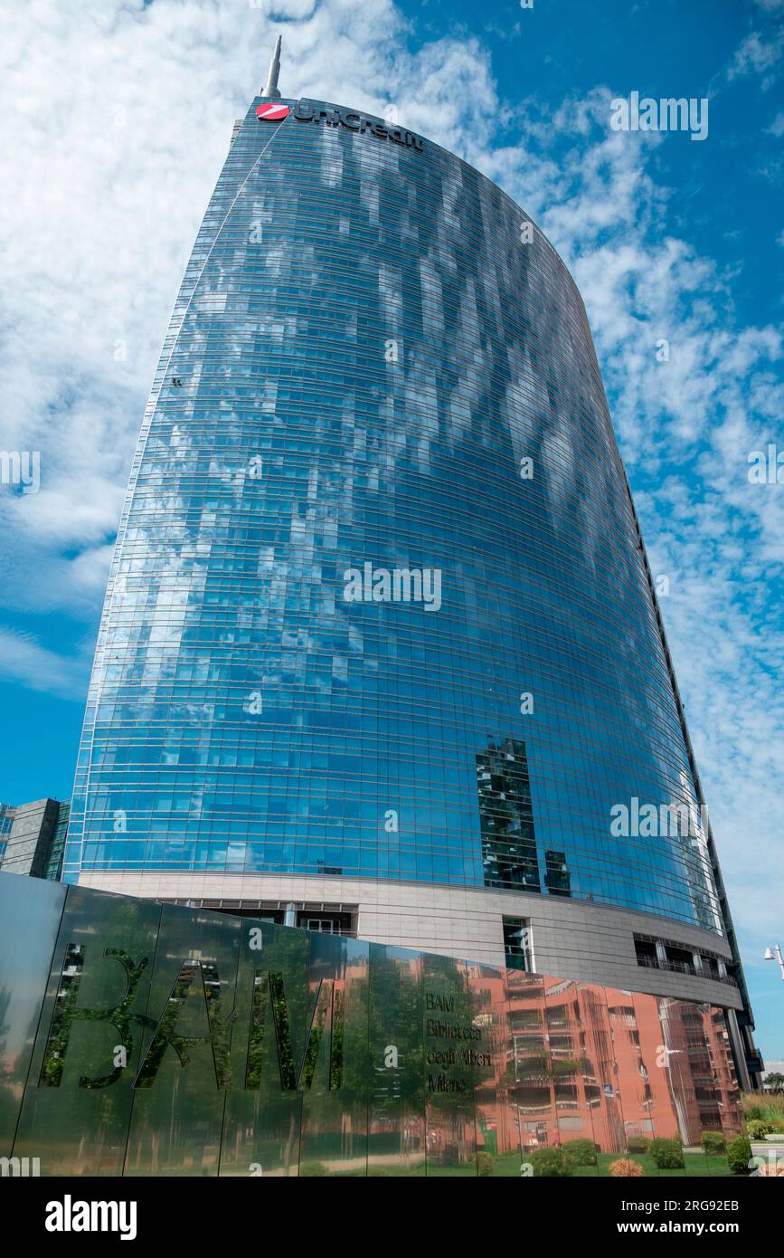 Architektur. Entwurf von Gebäuden im Herzen Mailands. Wolkenkratzer und Gebäude auf der Piazza Gae Aulenti. UniCredit Tower und Bosco Verticale. Italien Stockfoto