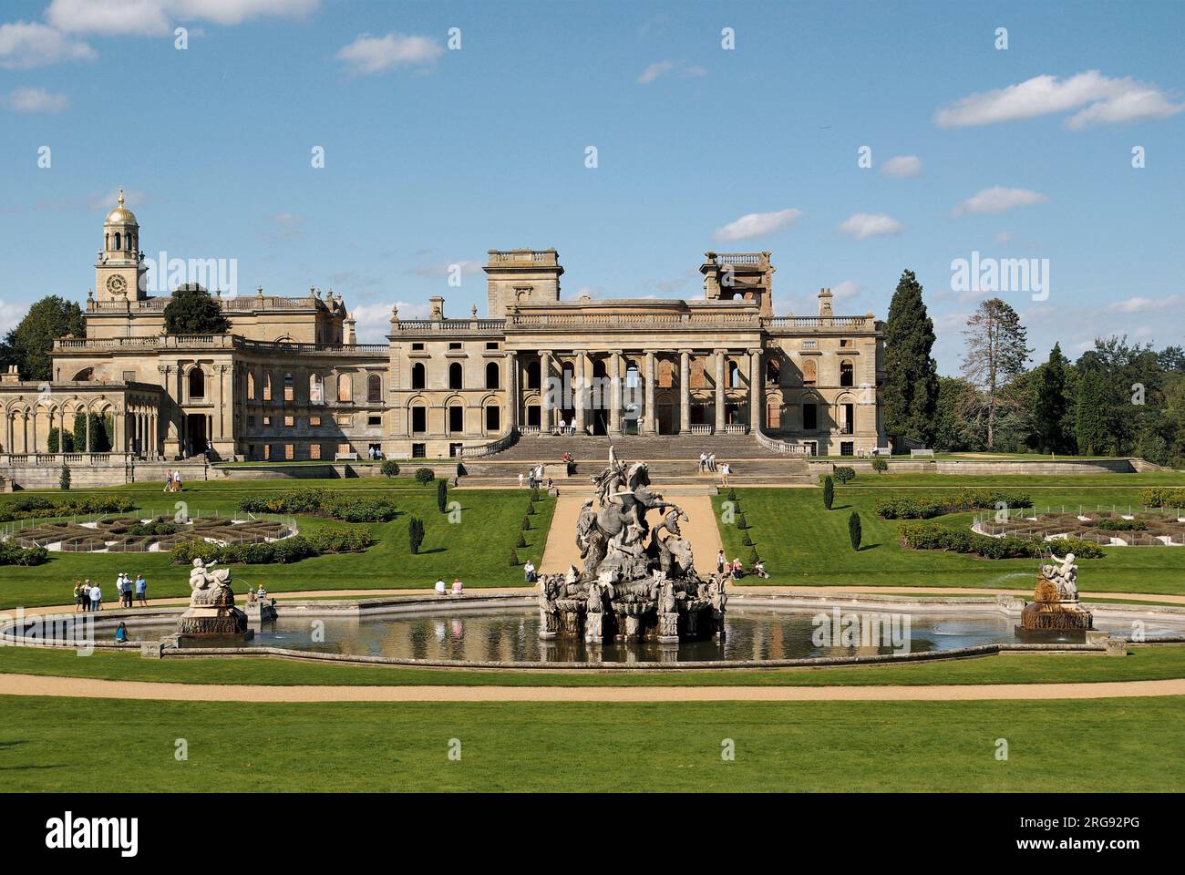 Allgemeine Ansicht von Witley Court, Worcestershire, mit dem Perseus- und Andromeda-Brunnen im Vordergrund. Das Herrenhaus aus dem 19. Jahrhundert wurde 1937 durch Feuer zerstört, und die Restaurierungsarbeiten werden von English Heritage durchgeführt. Stockfoto