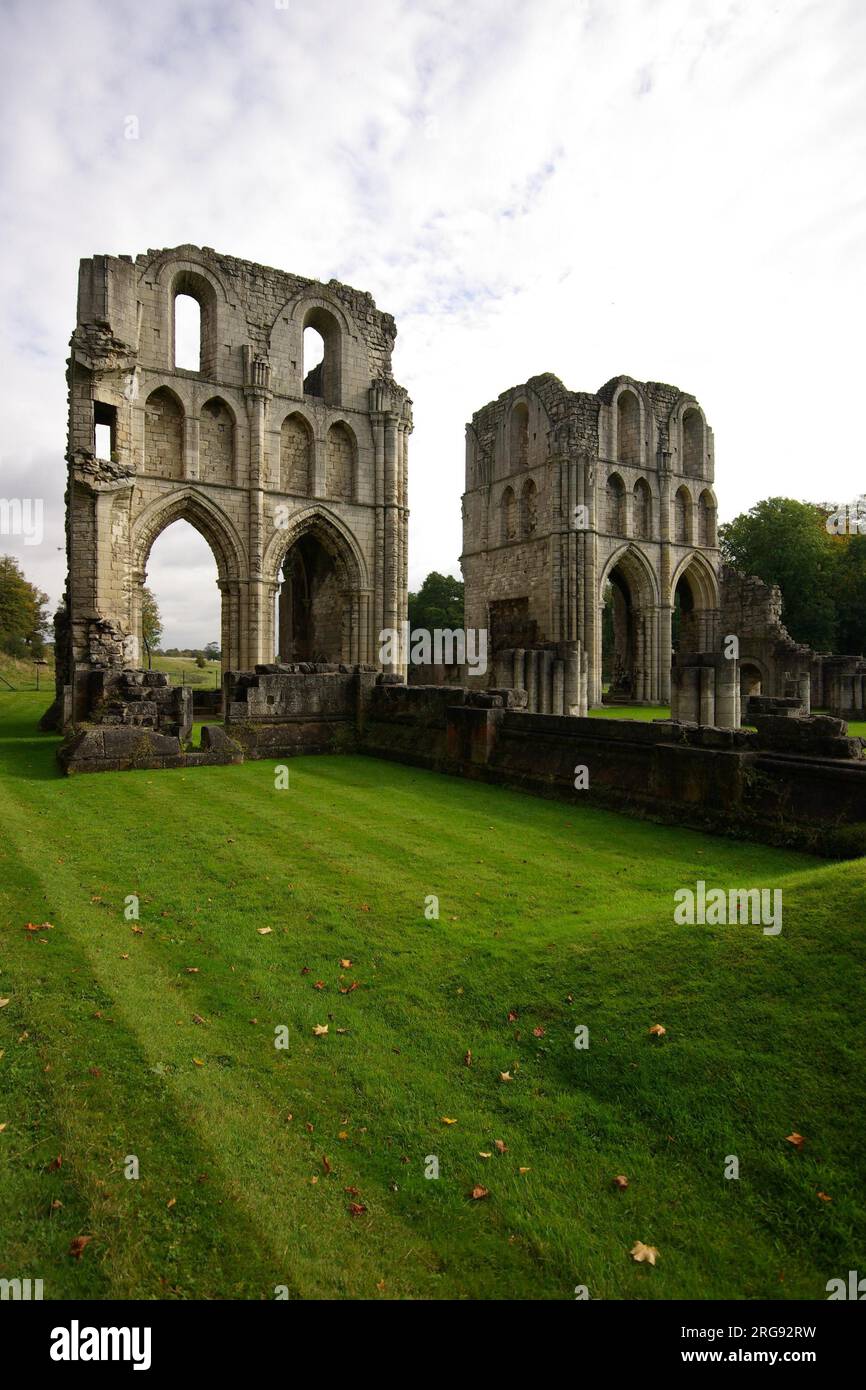 Blick auf die Ruinen der Roche Abbey, in der Nähe von Maltby in South Yorkshire, einem 1147 gegründeten Zisterzienserkloster Stockfoto