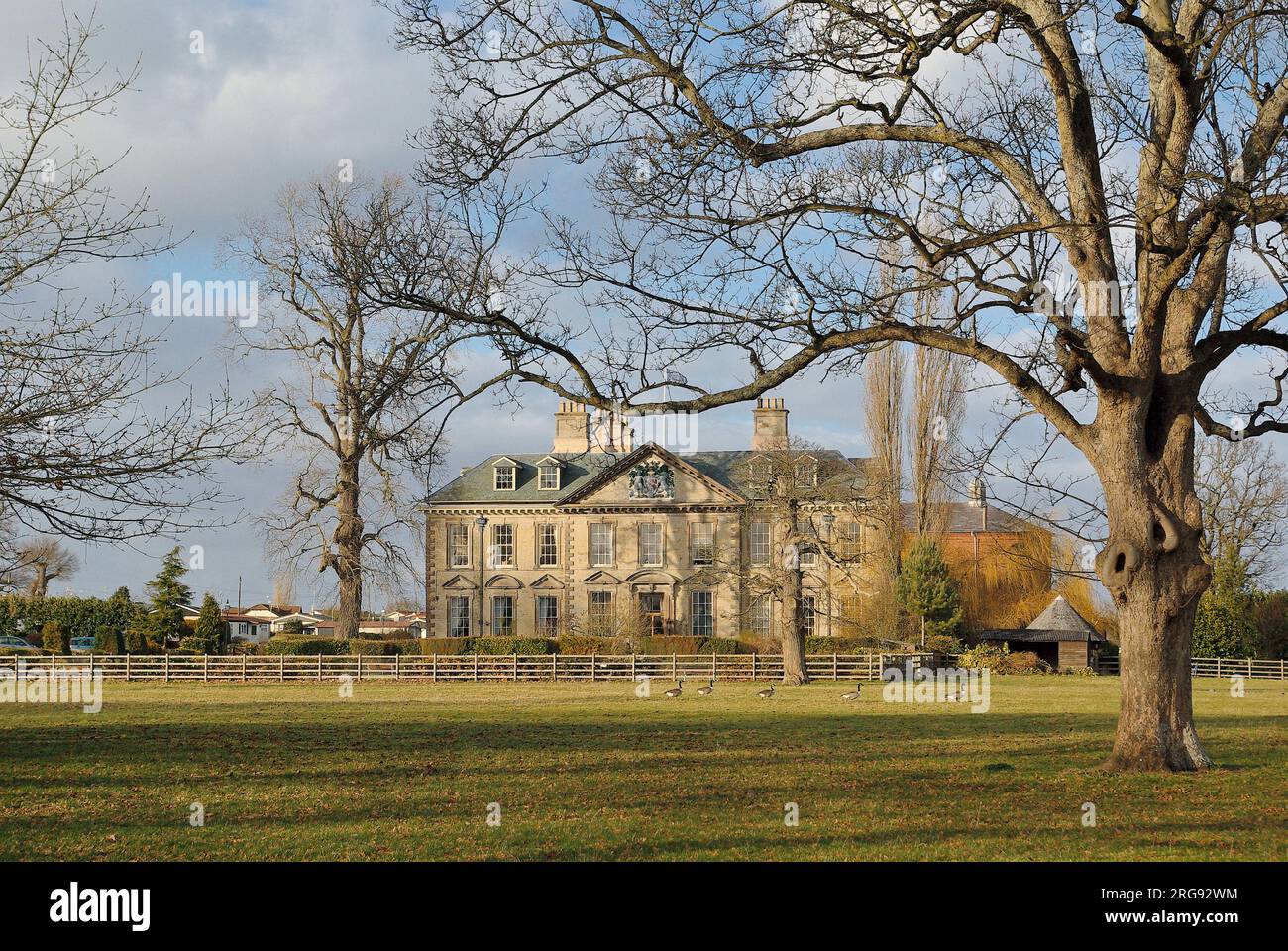 Blick auf die Wootton Wawen Hall, in der Nähe von Henley-in-Arden in Warwickshire. Es wurde hauptsächlich im Jahr 1687 im palladianischen Stil erbaut und enthält Teile eines früheren, wahrscheinlich elisabethanischen Hauses. Es war ursprünglich das Zuhause der Familie Carington. Stockfoto