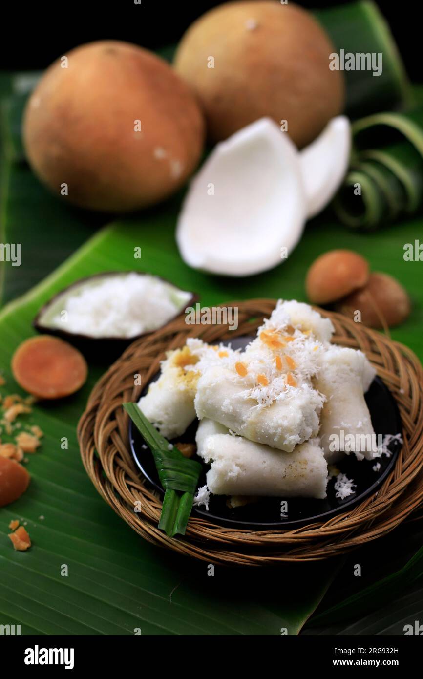 Kue Putu Bambu oder Putu Cake Medan, traditioneller Street Food-Kuchen gefüllt mit Palmenzucker, bedeckt mit geriebener Kokosnuss und grobem Reismehl Stockfoto