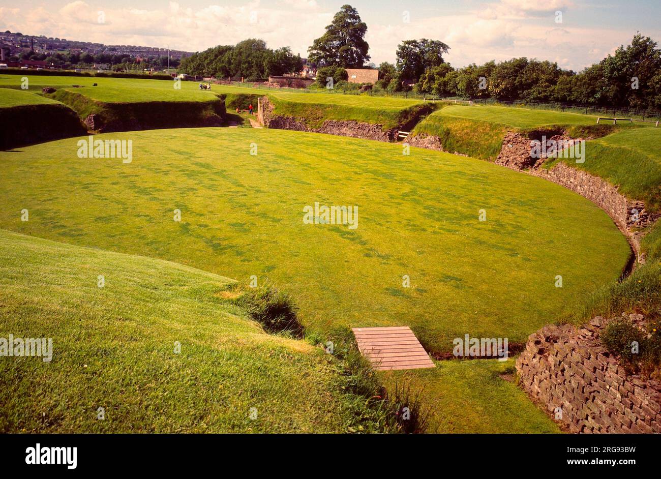 Die Überreste des römischen Amphitheaters in Caerleon-on-Usk, Monmouthshire, Wales, Teil der 50 Hektar großen römischen Legionärfestung Isca, aus dem Jahr 75 v. Chr. Stockfoto