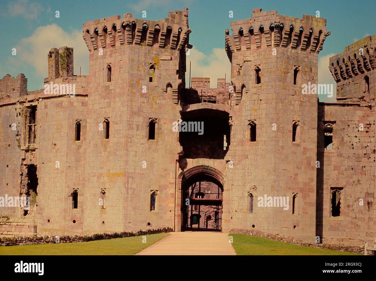 Blick auf die Tortürme von Raglan Castle in der Nähe von Raglan, Gwent, einer Militärfestung, die im Mittelalter erbaut wurde, um die walisische Grenze gegen die Engländer zu verteidigen. Es wurde eine Ruine während des Englischen Bürgerkriegs. In den letzten Jahren war es als Film- und Fernsehstandort sehr beliebt. Stockfoto