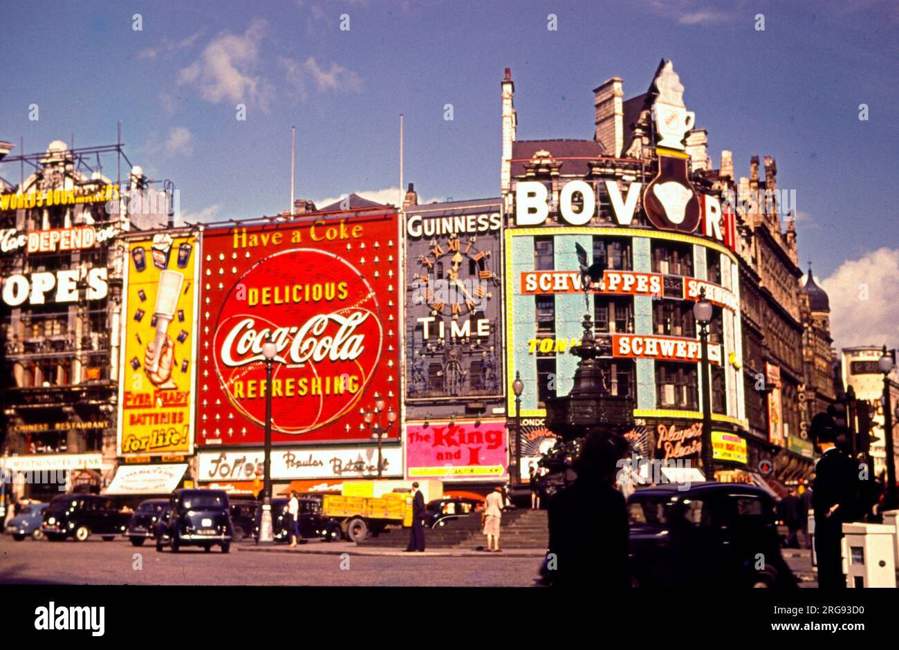 Blick auf Piccadilly Circus, London, tagsüber, mit Werbung für Ever Ready Batterien, Coca Cola, Guinness, Bovril und Schweppes. Stockfoto