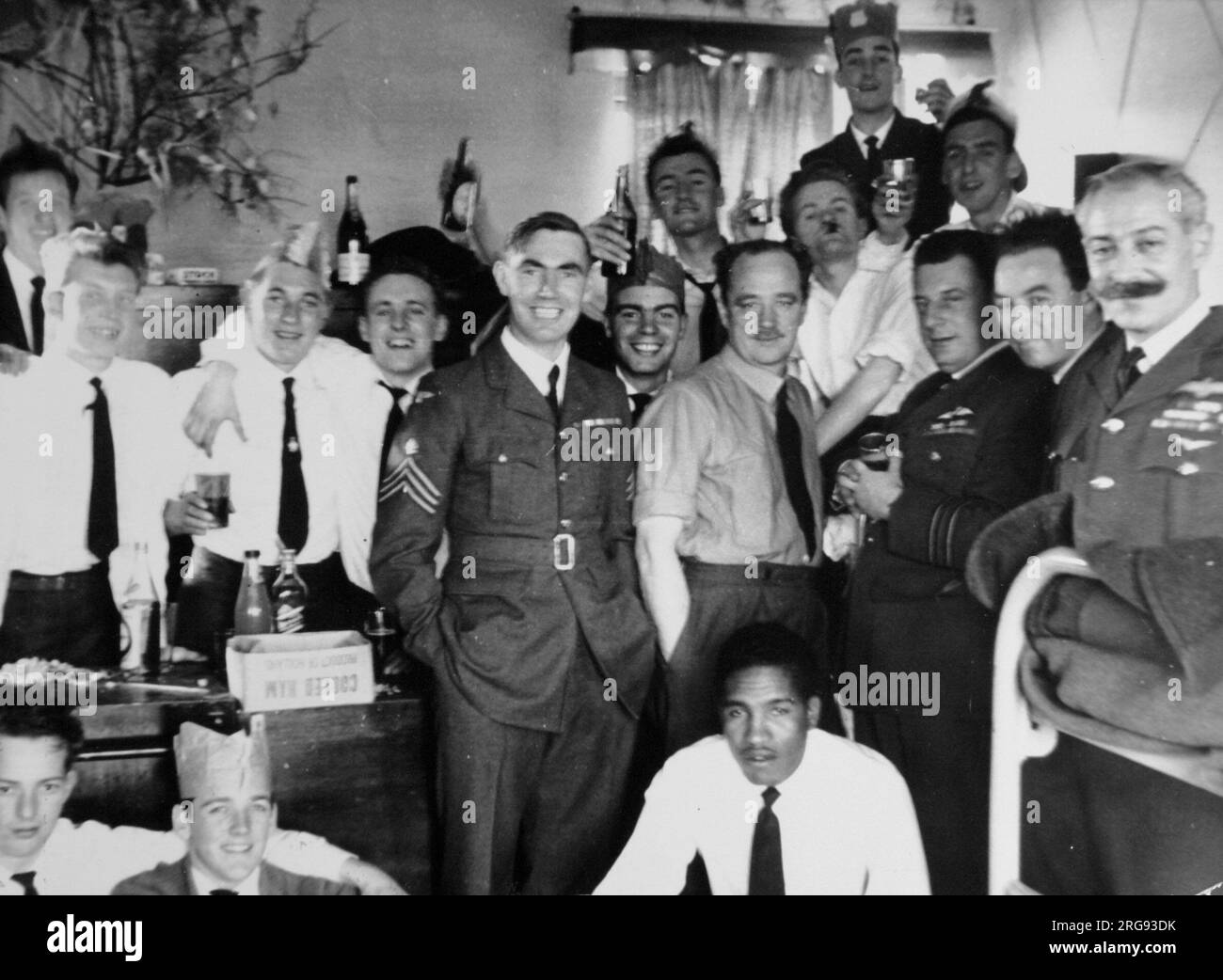 Männer der 138. Staffel in Malta während der Suez-Krise, entspannt mit ein oder zwei Drinks. Stockfoto