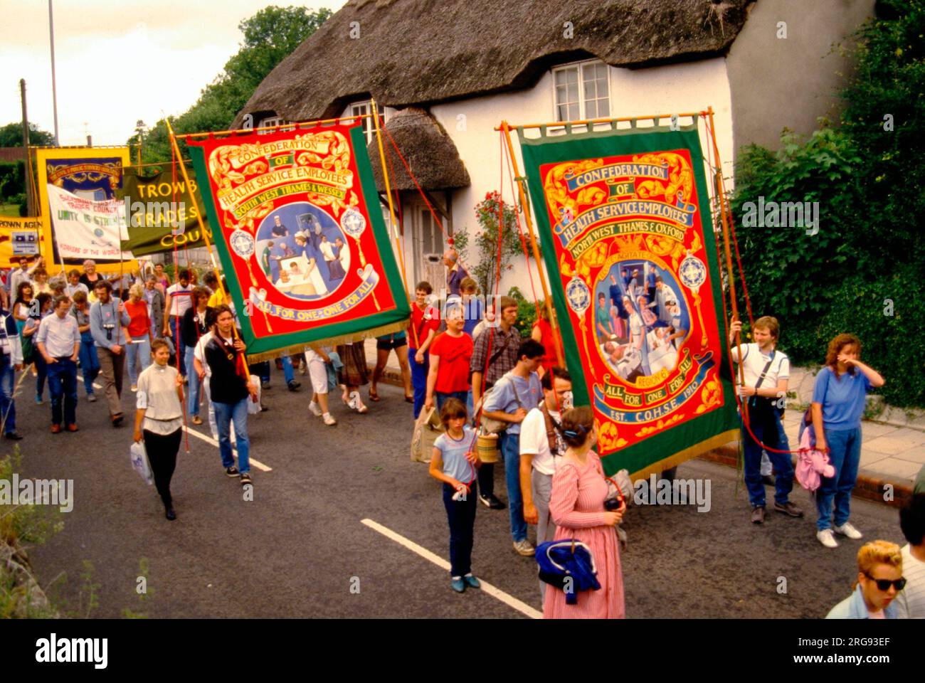 Teilnehmer am Tolpuddle Rally Festival in Dorset, einer jährlichen Veranstaltung zum Gedenken an die Tolpuddle-Märtyrer von 1834. Zu den Bannern gehören die des Confederation of Health Service Employees (COHSE), North West Thames und Oxford sowie South West Thames und Wessex. Stockfoto
