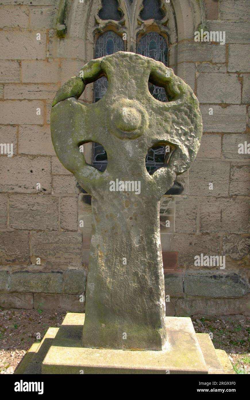 Alte Kreuz außerhalb der Kirche St. Mary, Rolleston auf Taube, Staffordshire. Stockfoto