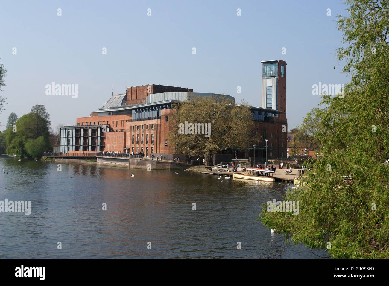 Blick auf das Shakespeare Memorial Theatre, Heimat der Royal Shakespeare Company, mit dem kürzlich hinzugefügten Turm auf der rechten Seite, in Stratford-upon-Avon, Warwickshire. Stockfoto