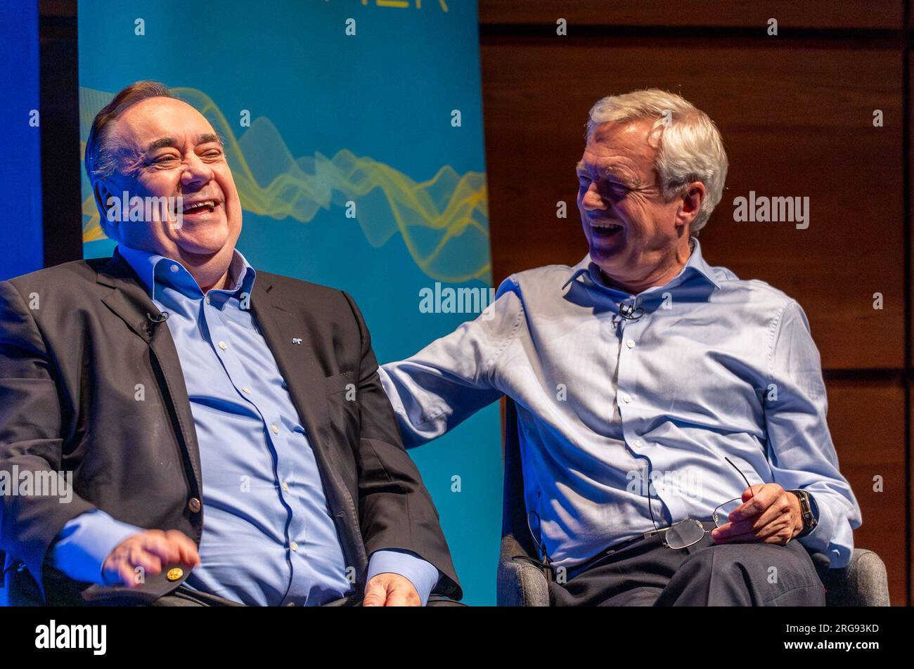 Edinburgh, Vereinigtes Königreich. 08. August 2023 im Bild: Der ehemalige schottische erste Minister Alex Salmond und der konservative Politiker David Davis MP werden im Rahmen seiner „All Talk“-Serie beim Edinburgh Fringe Festival mit dem LBC-Moderator Iain Dale interviewt. Auf die Frage, ob er eine Zeit sehen könnte, in der er sich mit Nicola Sturgeon versöhnen könnte, antwortete Alex Salmond, dass er der Meinung sei, dass sie im Moment größere Dinge zu befürchten habe. Kredit: Rich Dyson/Alamy Live News Stockfoto