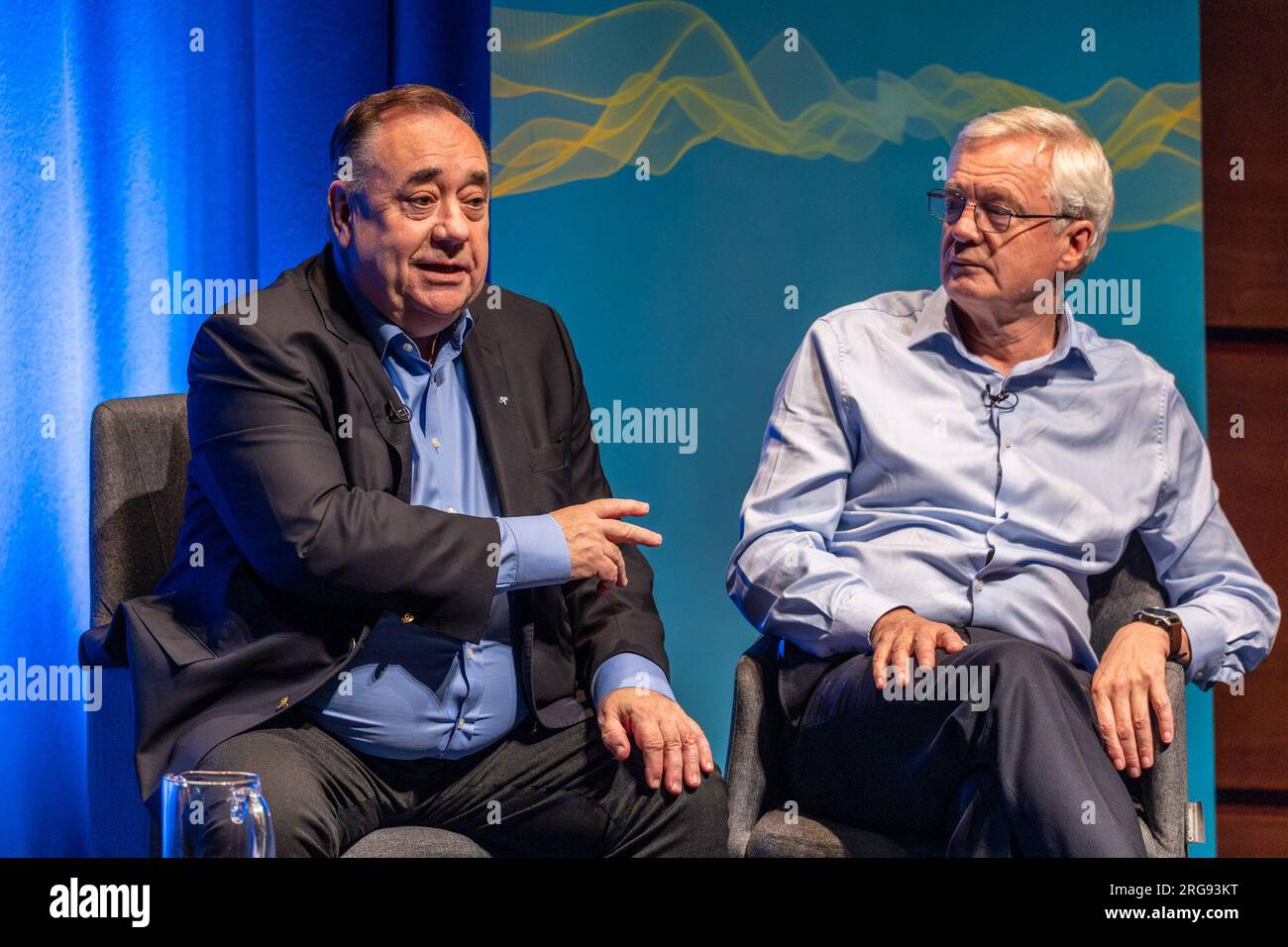 Edinburgh, Vereinigtes Königreich. 08. August 2023 im Bild: Der ehemalige schottische erste Minister Alex Salmond und der konservative Politiker David Davis MP werden im Rahmen seiner „All Talk“-Serie beim Edinburgh Fringe Festival mit dem LBC-Moderator Iain Dale interviewt. Auf die Frage, ob er eine Zeit sehen könnte, in der er sich mit Nicola Sturgeon versöhnen könnte, antwortete Alex Salmond, dass er der Meinung sei, dass sie im Moment größere Dinge zu befürchten habe. Kredit: Rich Dyson/Alamy Live News Stockfoto